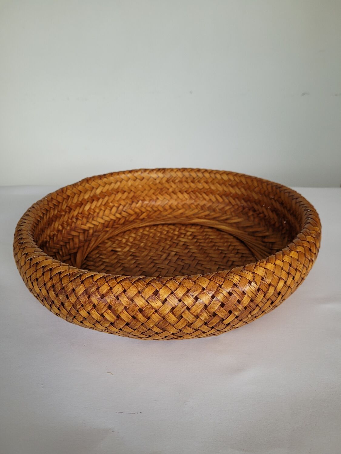 Round rattan basket