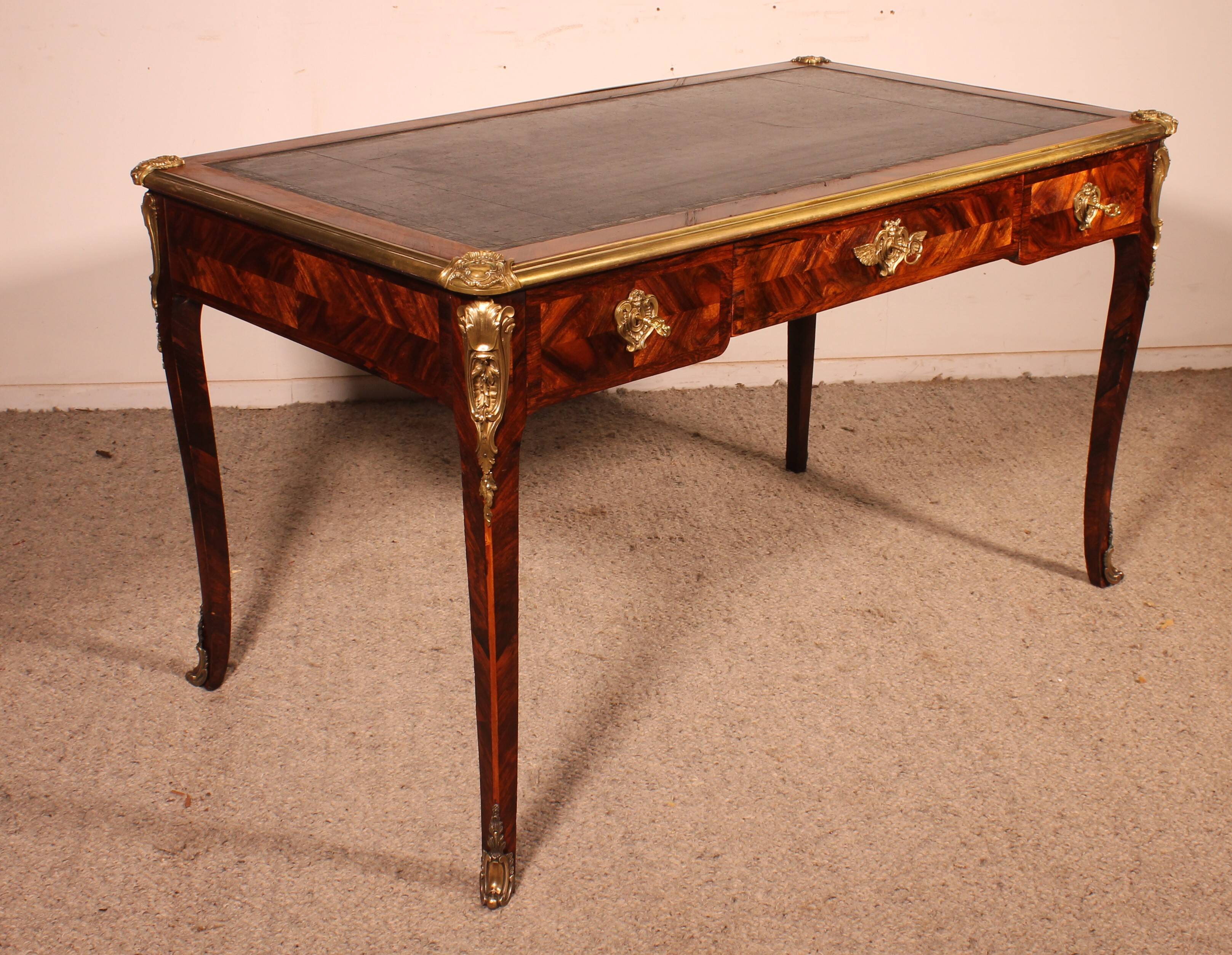 Bureau de style Louis XV en marqueterie - 19° siècle