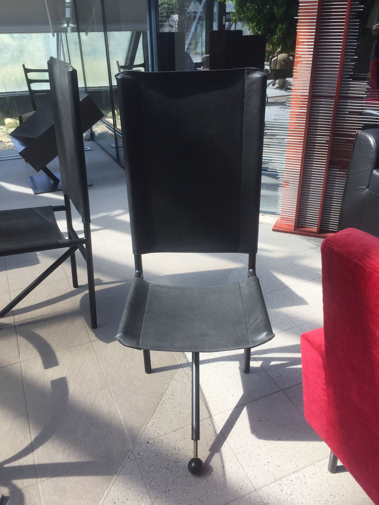 Set of 6 dining room chairs with tripod legs in grained leather and metal 1970