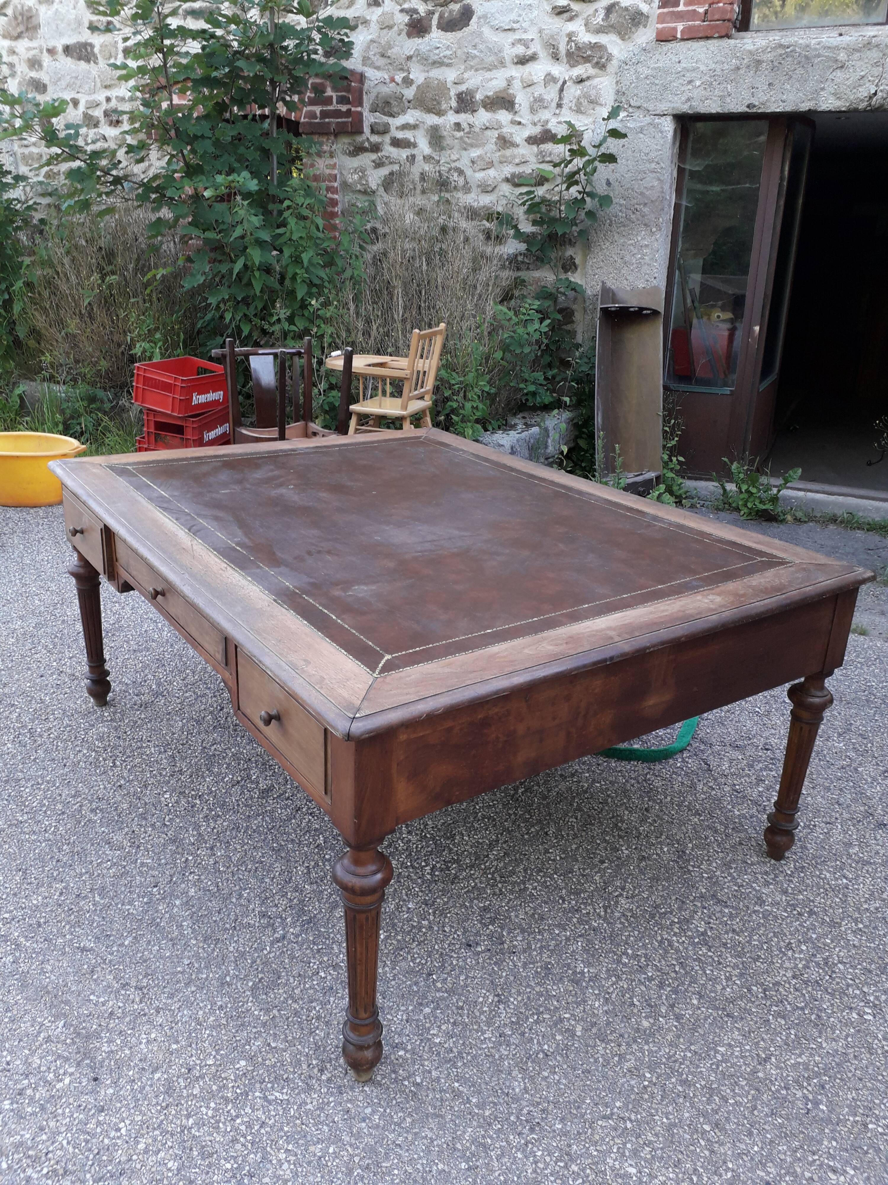 Double sided desk