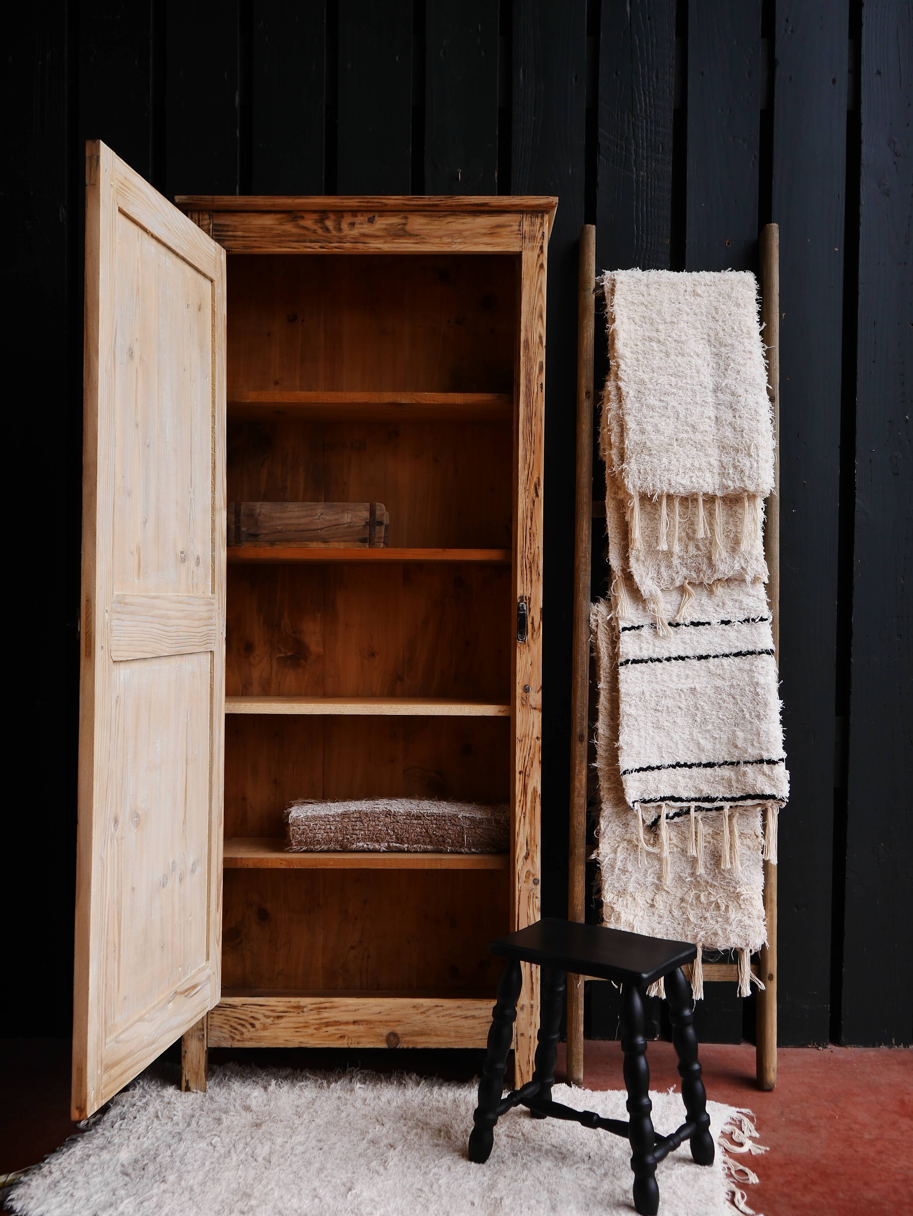 Single-door wardrobe / cupboard