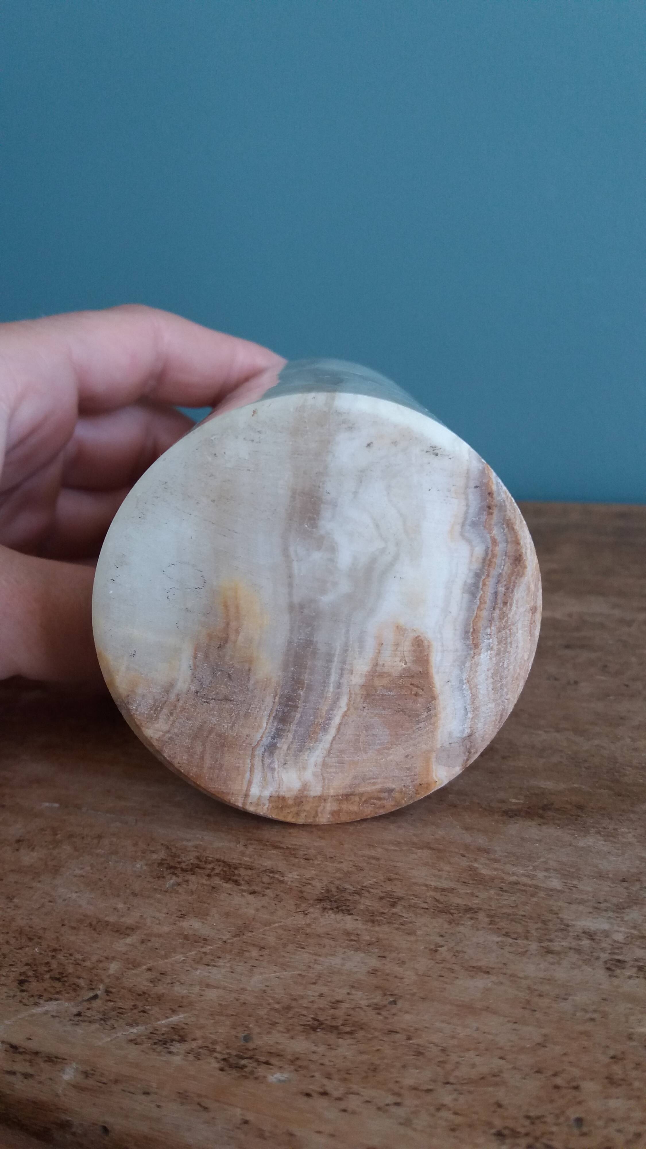 Vase pot for brushes and pencils in marble or onyx.