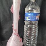 Grand vase rose bonbon verre filé soufflé /décor de feuilles