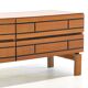 Buffet bas en bois italien avec des lignes noires graphiques.