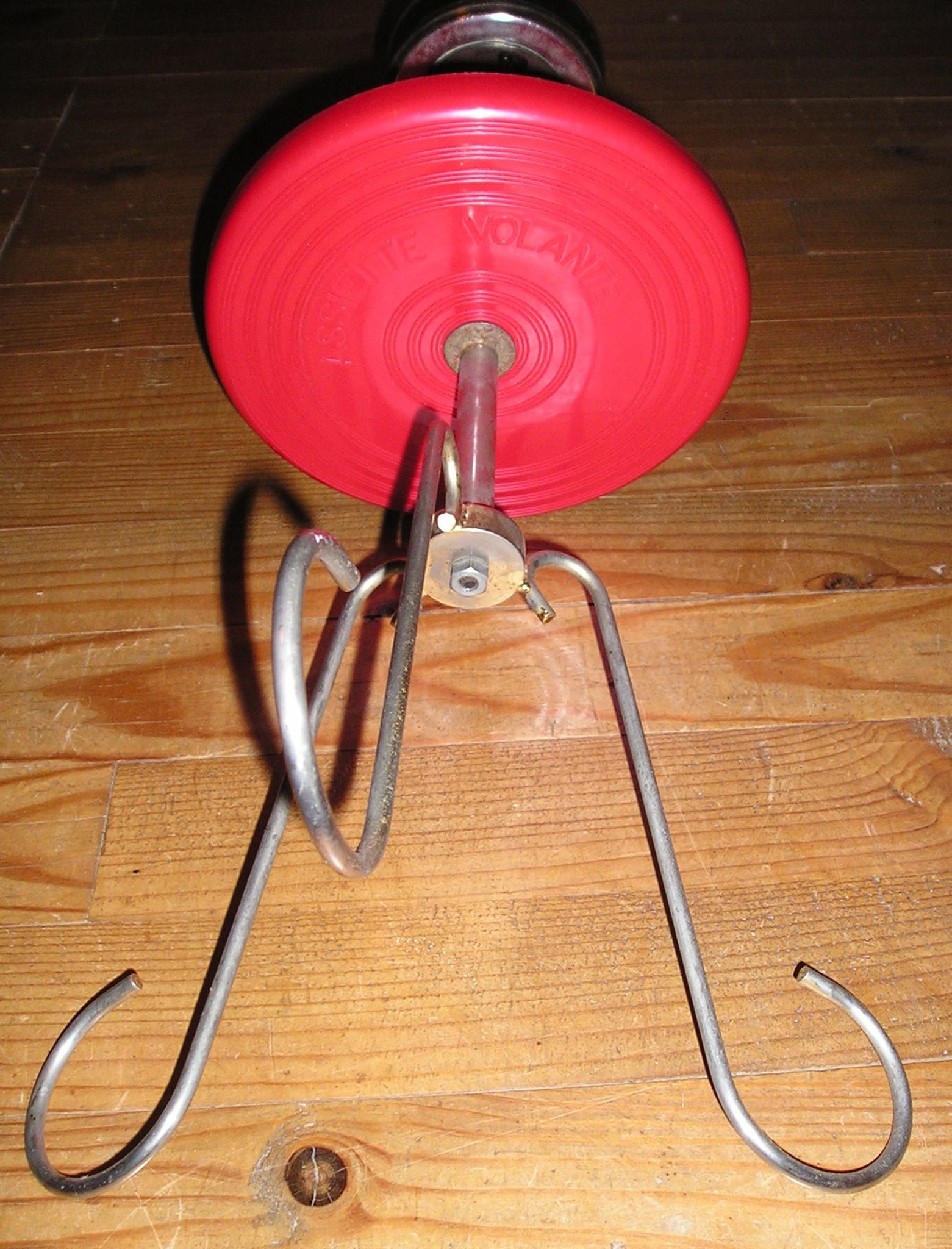 Cendrier sur pied tripode soucoupe rouge marquée "Assiette Volante"