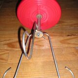 Cendrier sur pied tripode soucoupe rouge marquée "Assiette Volante"