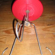 Cendrier sur pied tripode soucoupe rouge marquée "Assiette Volante"