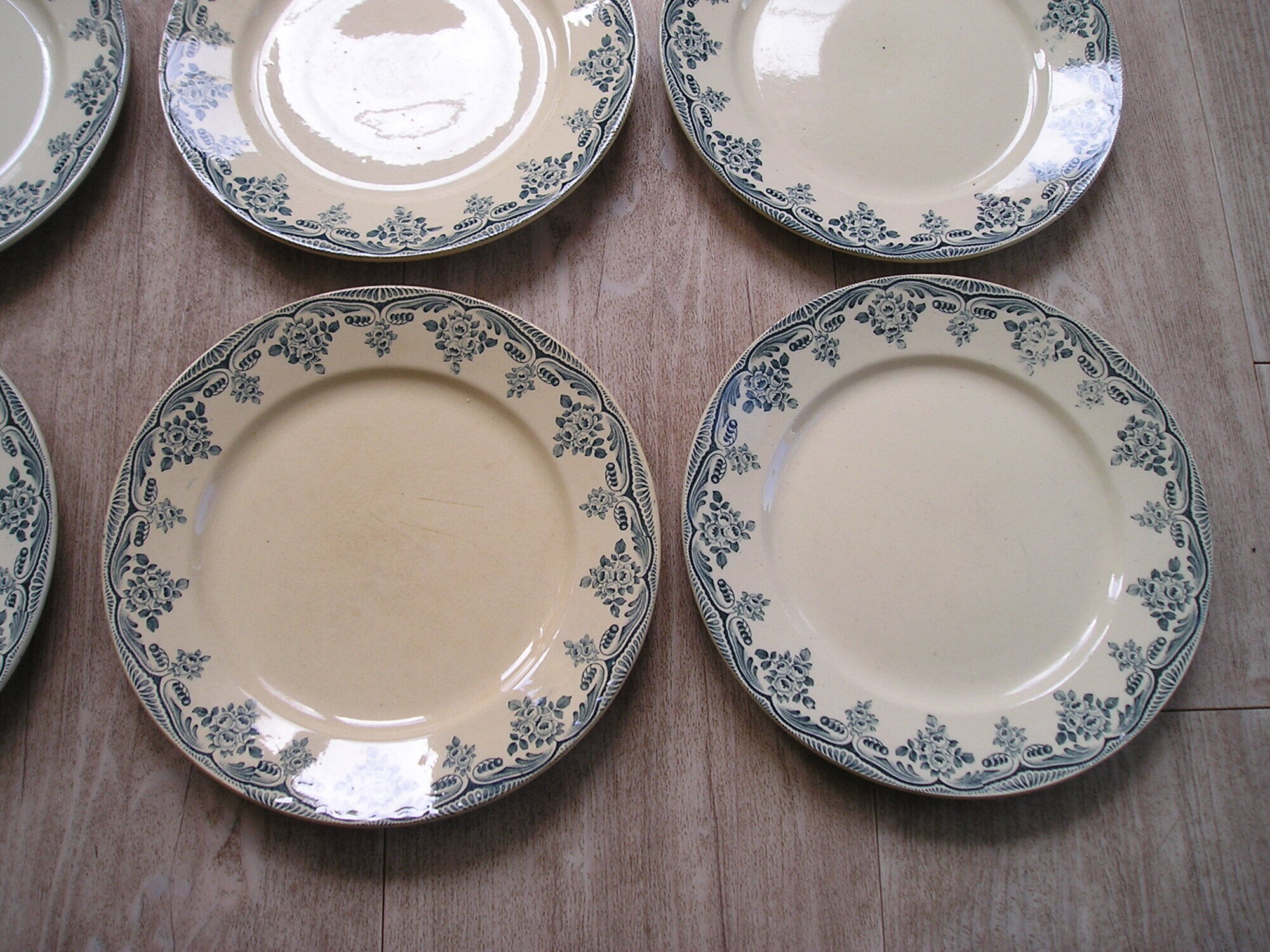 Lot de 12 assiettes plates anciennes en faience