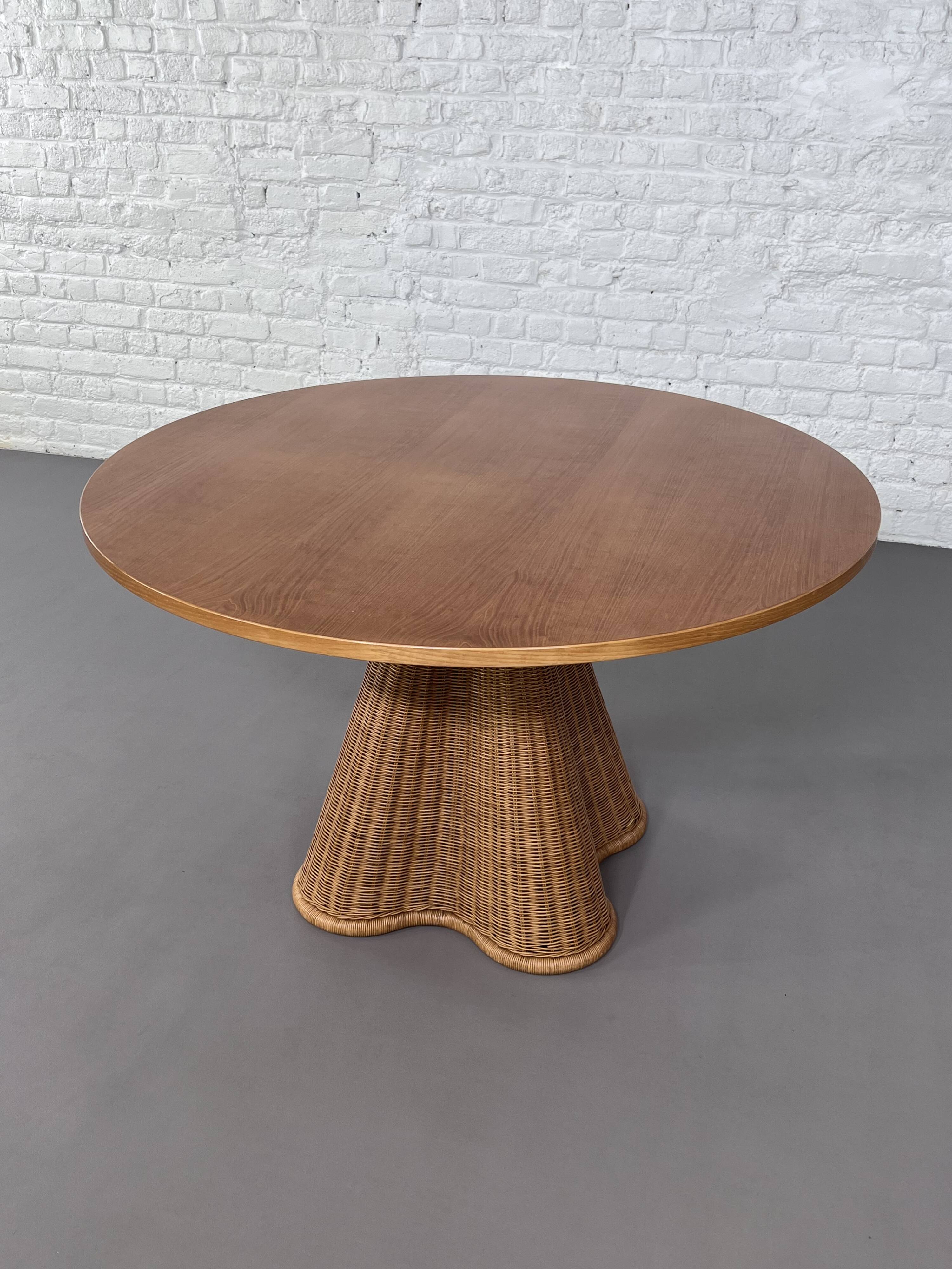 Italian design round table in wood and rattan