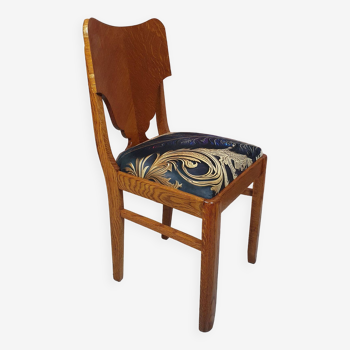 Vieille chaise en chêne rénovée