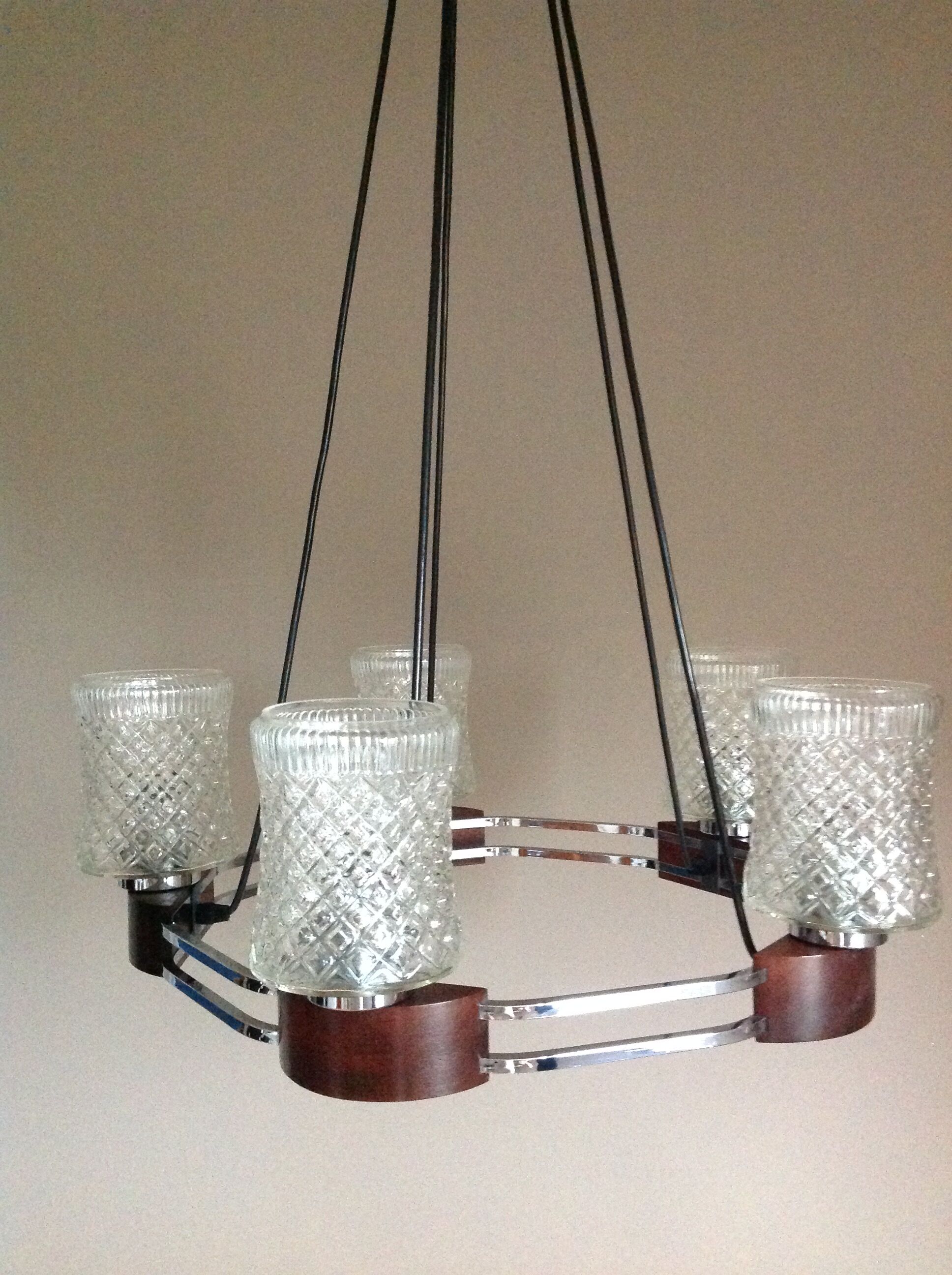 Lustre en chrome et teck à 5 feux style scandinave