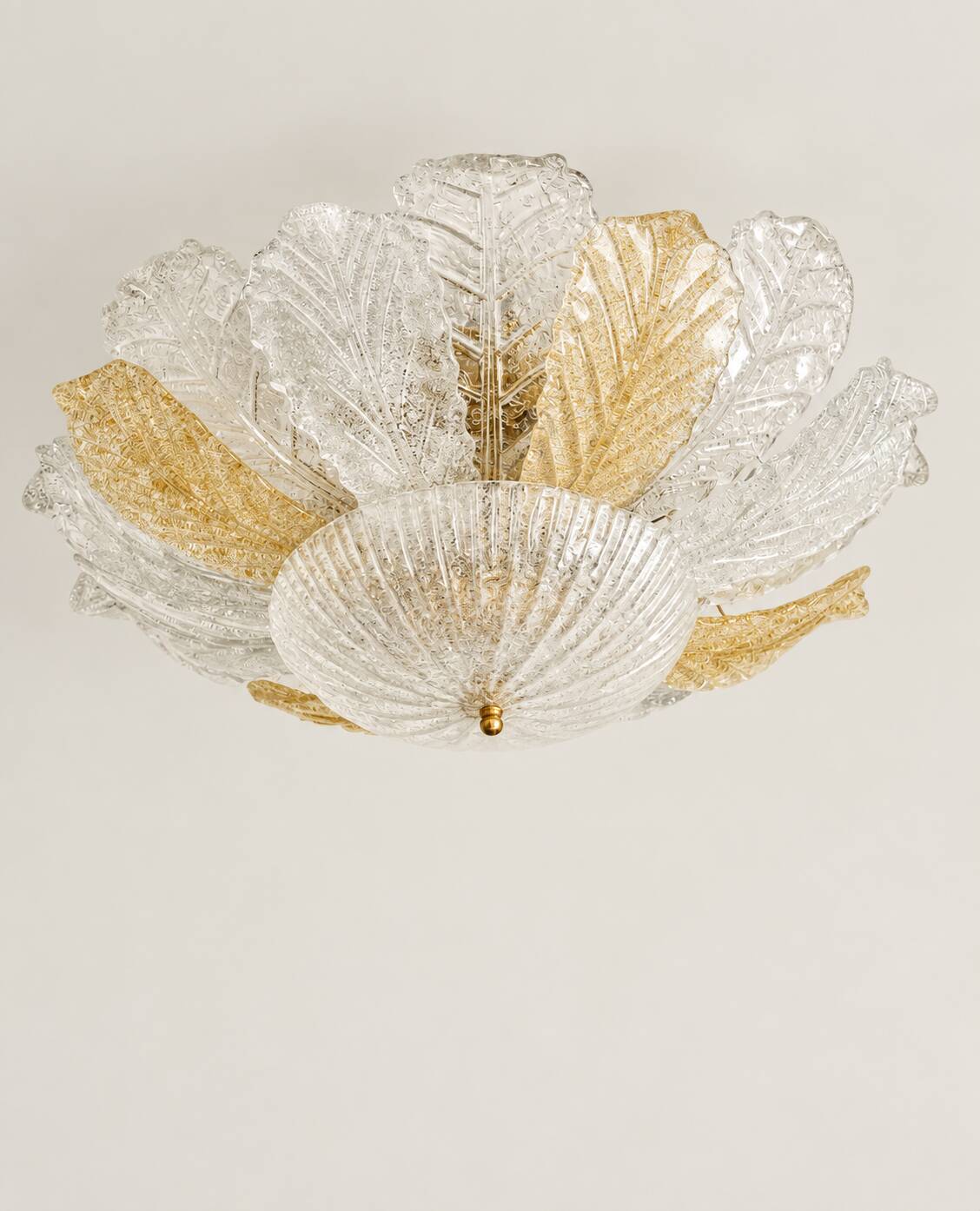 Chandelier/plafonnier vintage en Murano avec 16 feuilles blanches et ambrées.