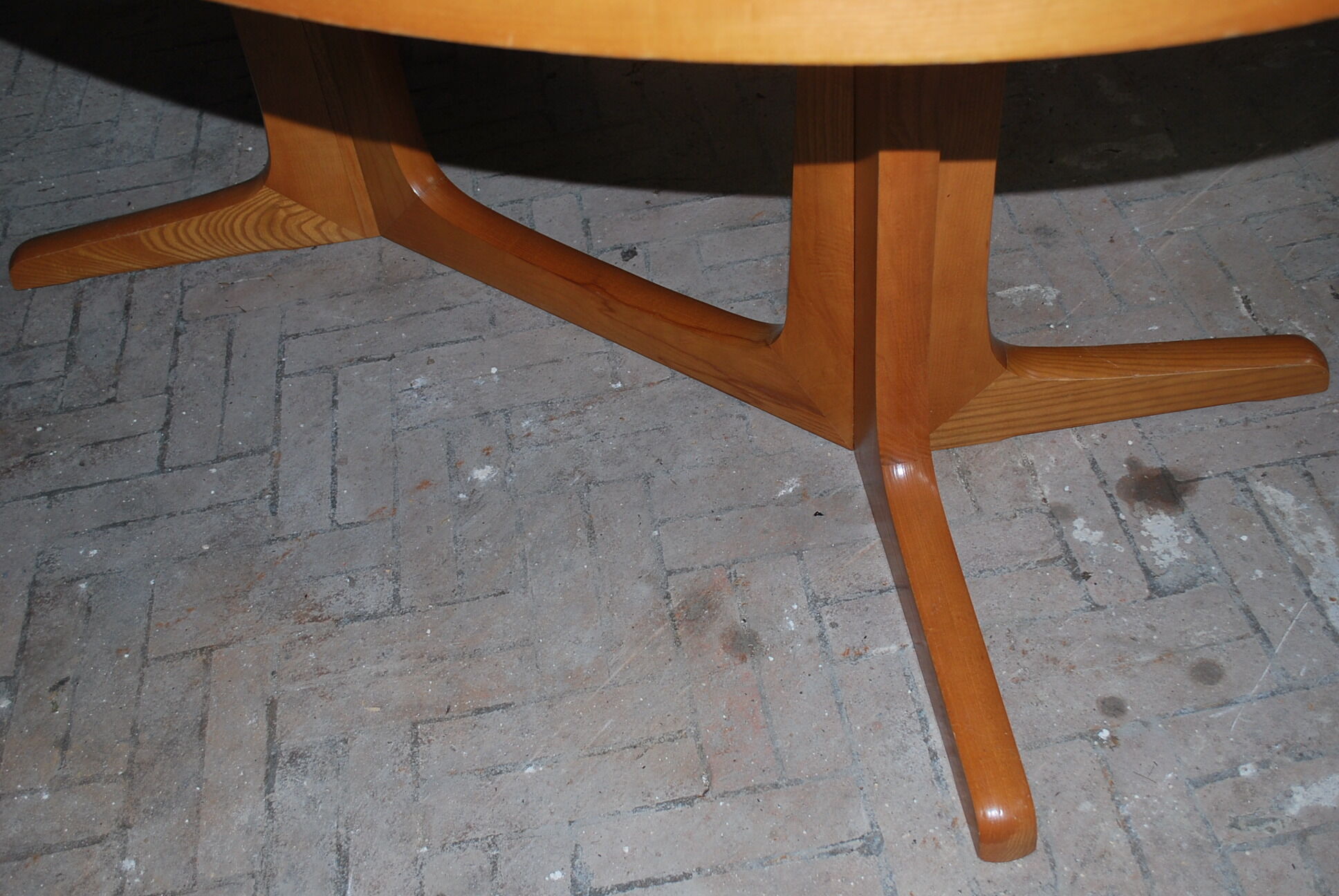 Baumann oval expandable table
