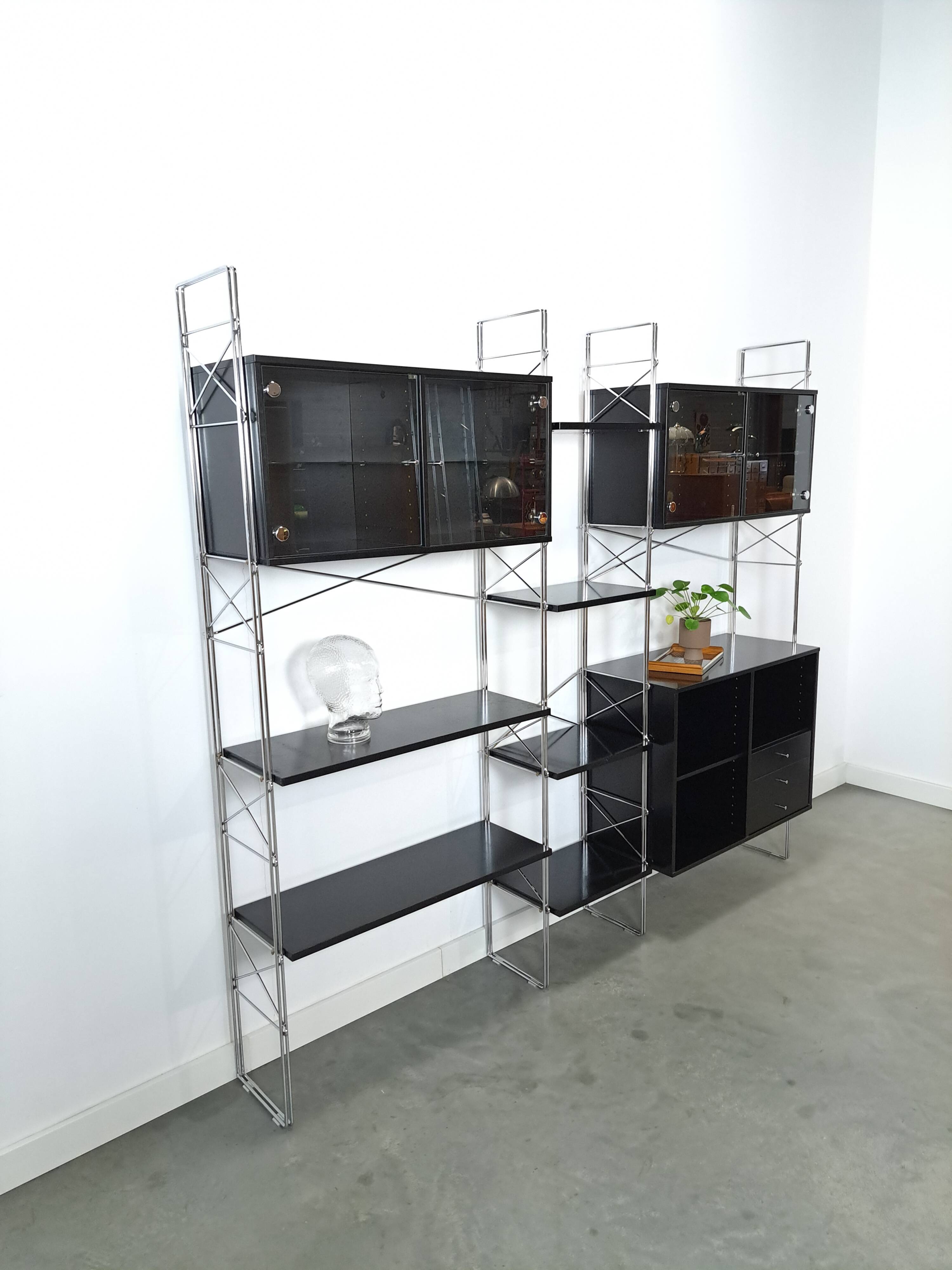 Deens design Denka modulaire kast met chromen houders en planken