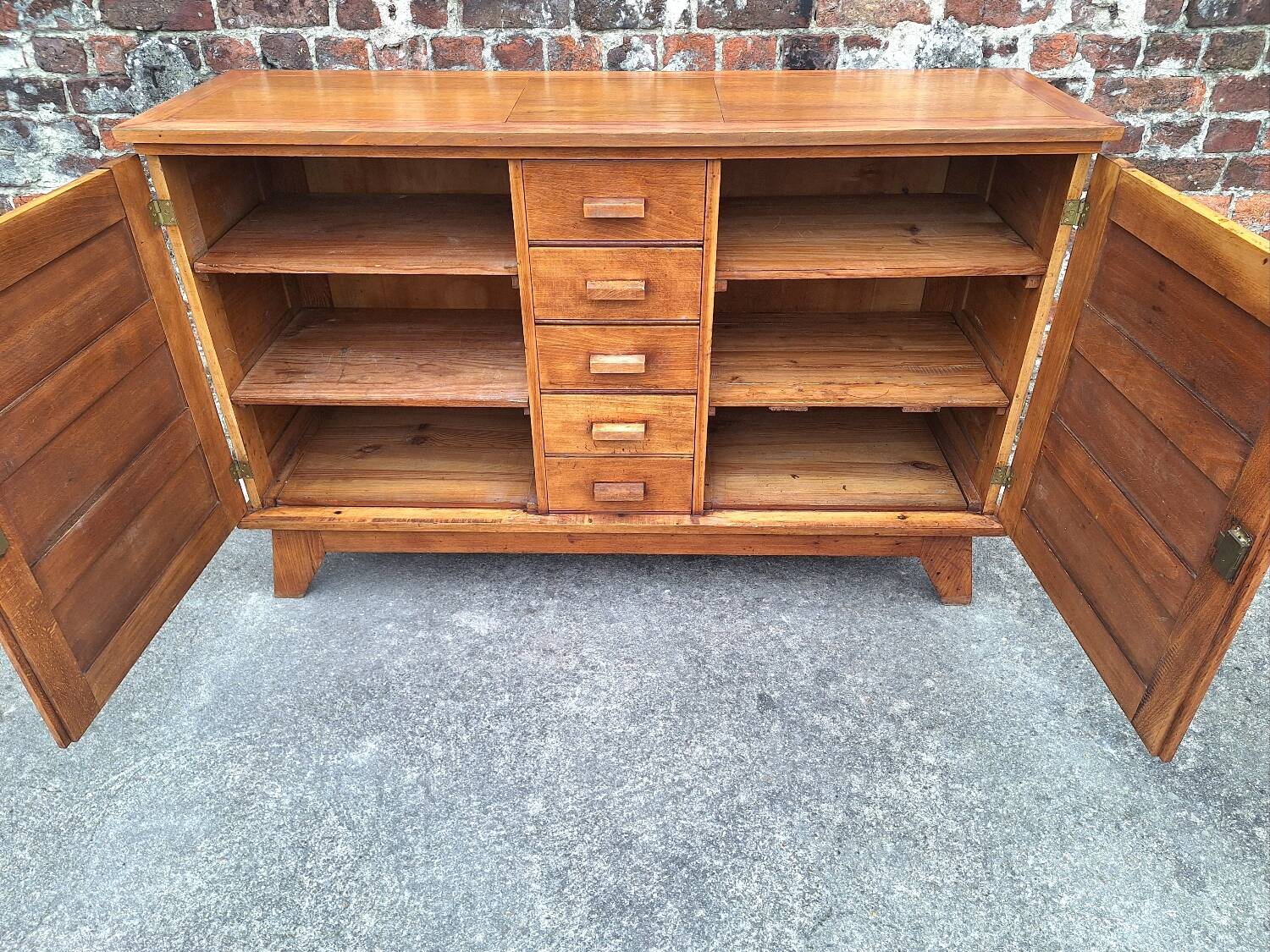 Buffet René Gabriel, furniture reconstruction known as that of the disaster victims.