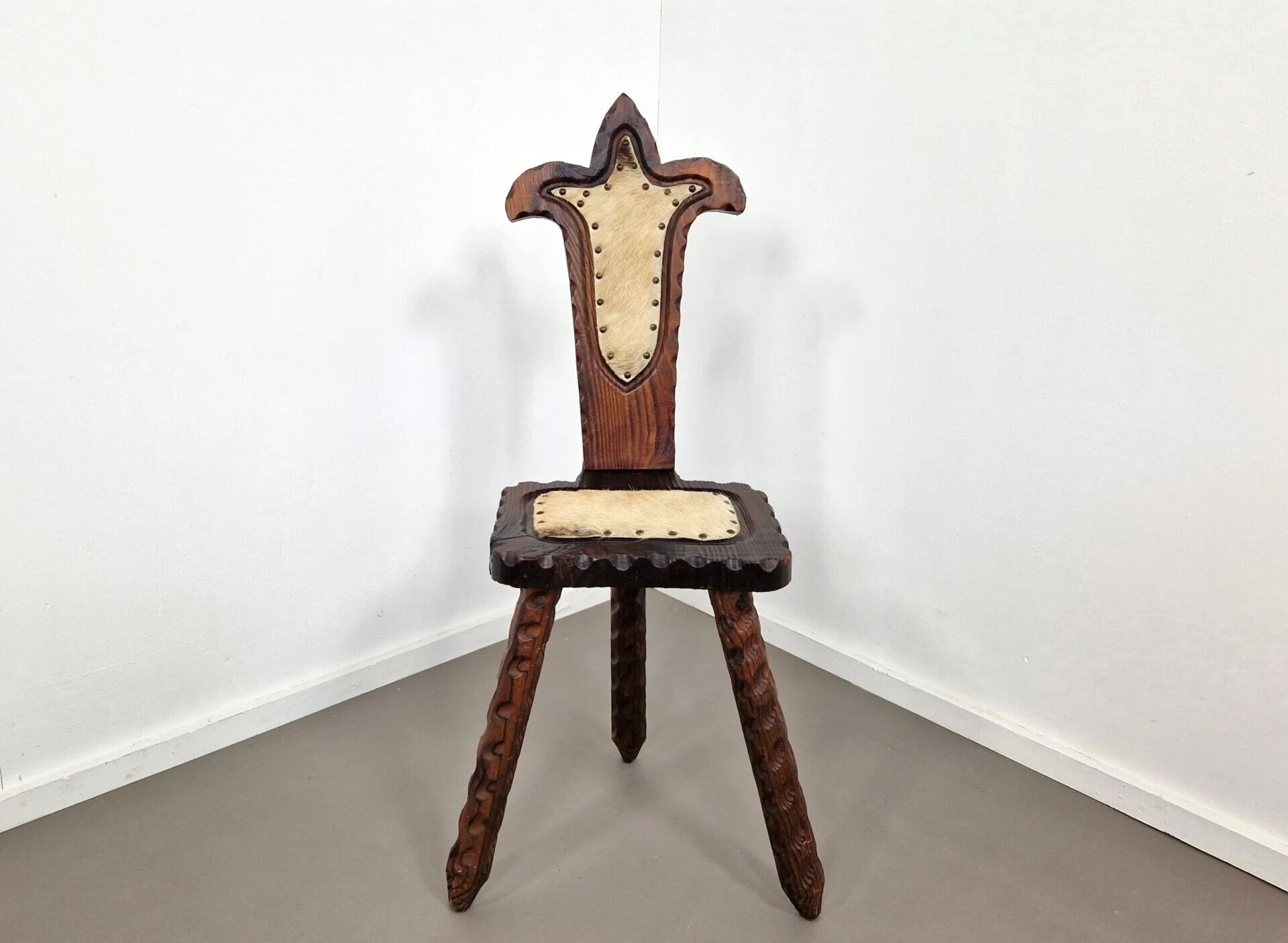 Spanish tripod stool | Cow hide