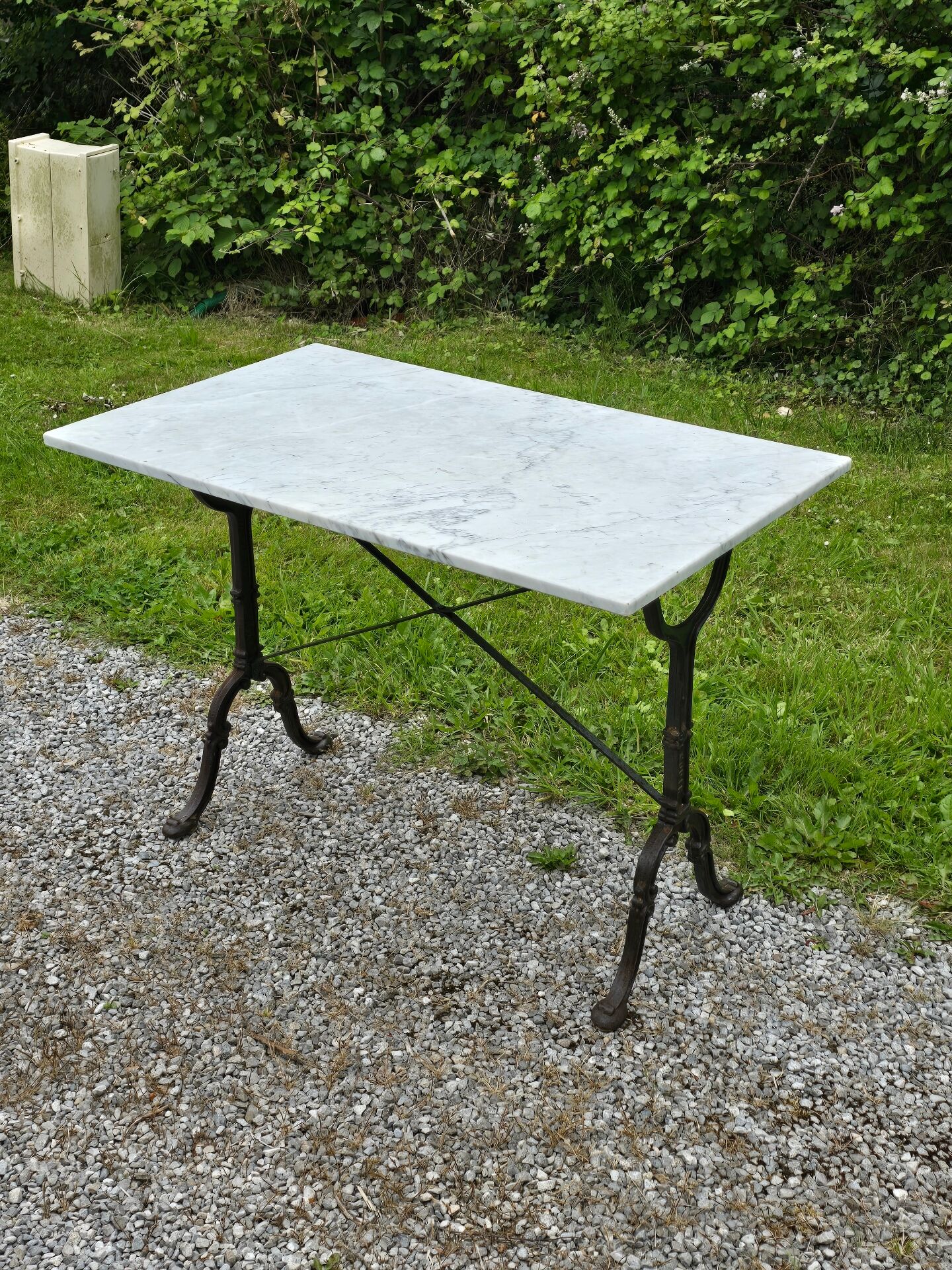 Godin bistro table in cast iron and white marble
