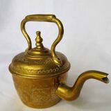 Théière vintage en laiton