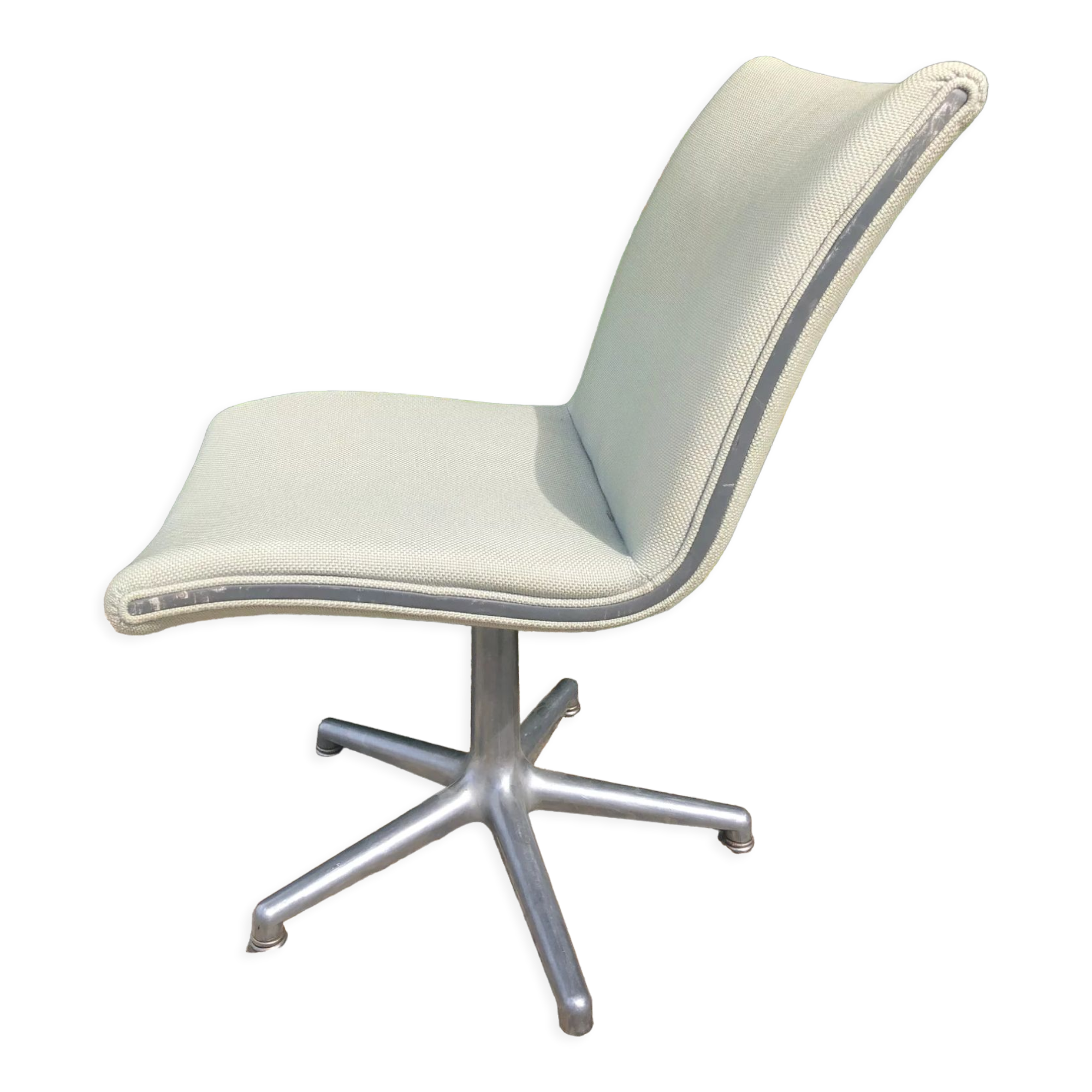 Artifort swivel armchair