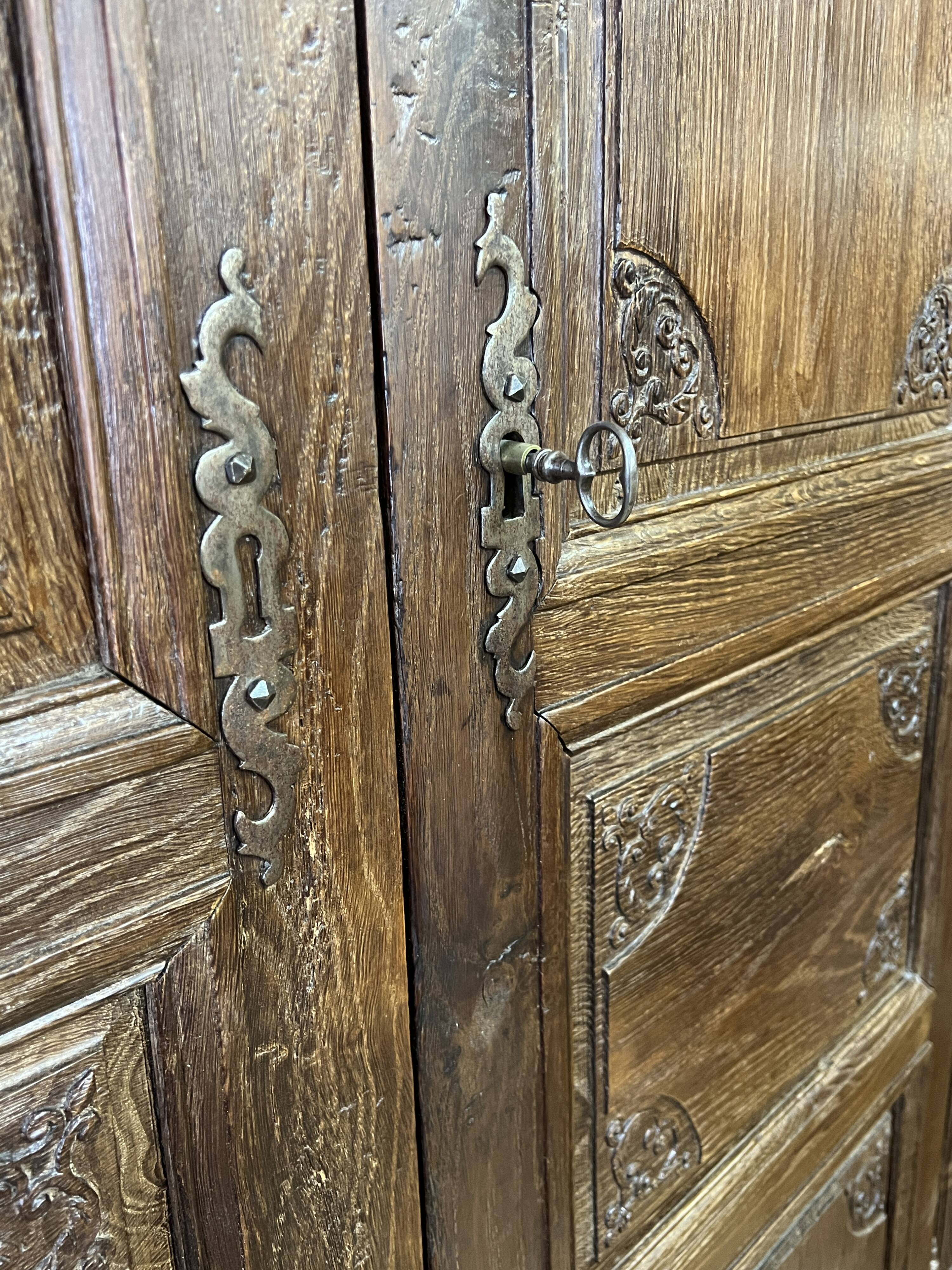 Armoire Louis XV en bois sculpté du XVIIIè siècle
