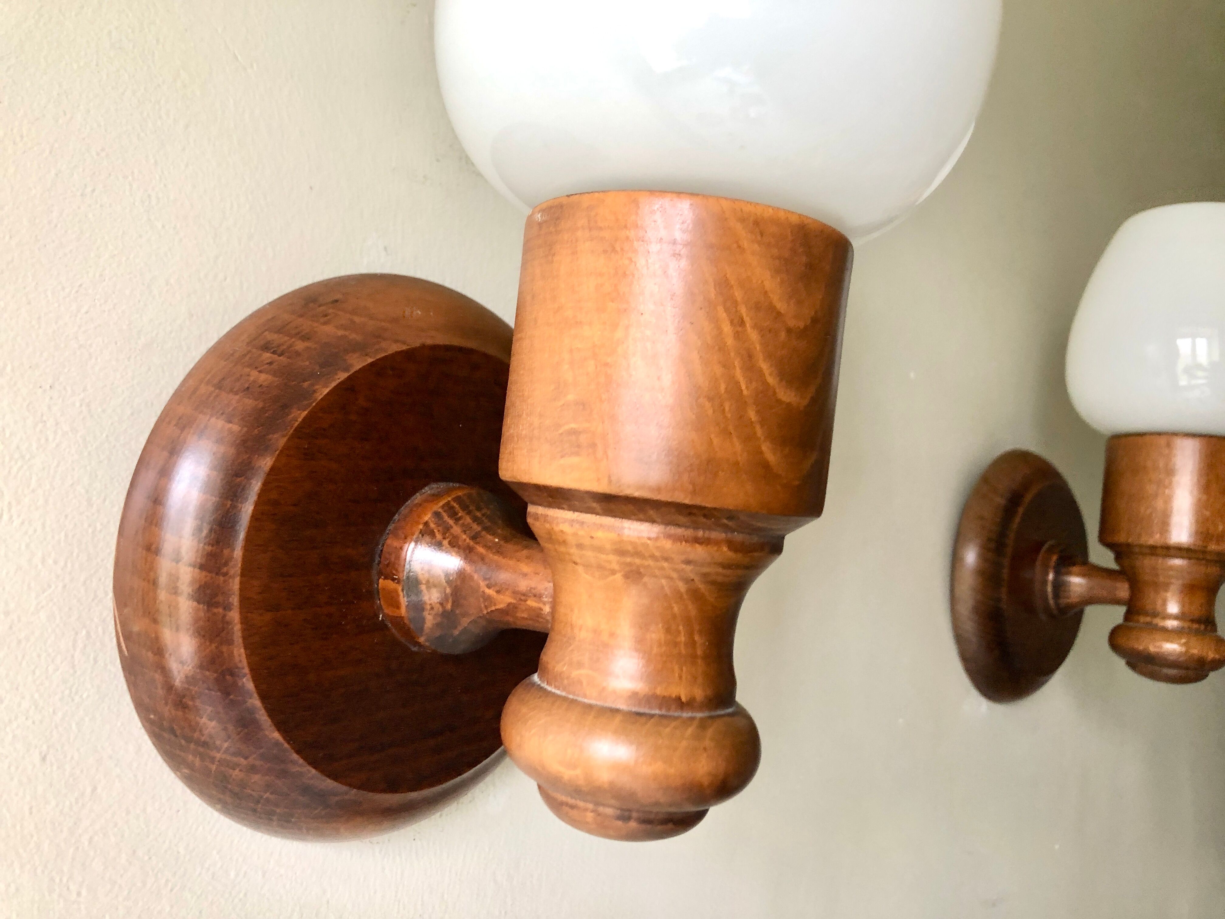 Paire d'appliques 1980 bois et opaline