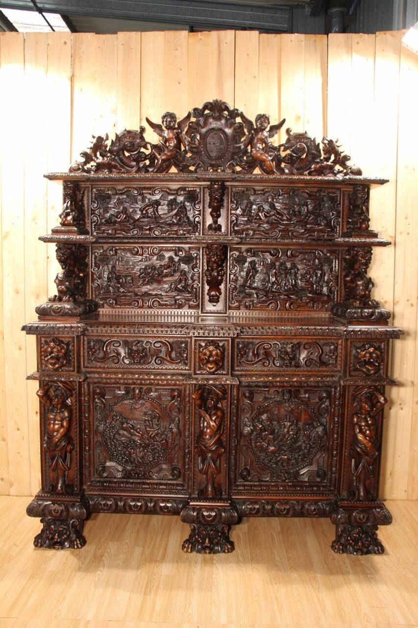 Important Renaissance-style walnut buffet from the 19th century.