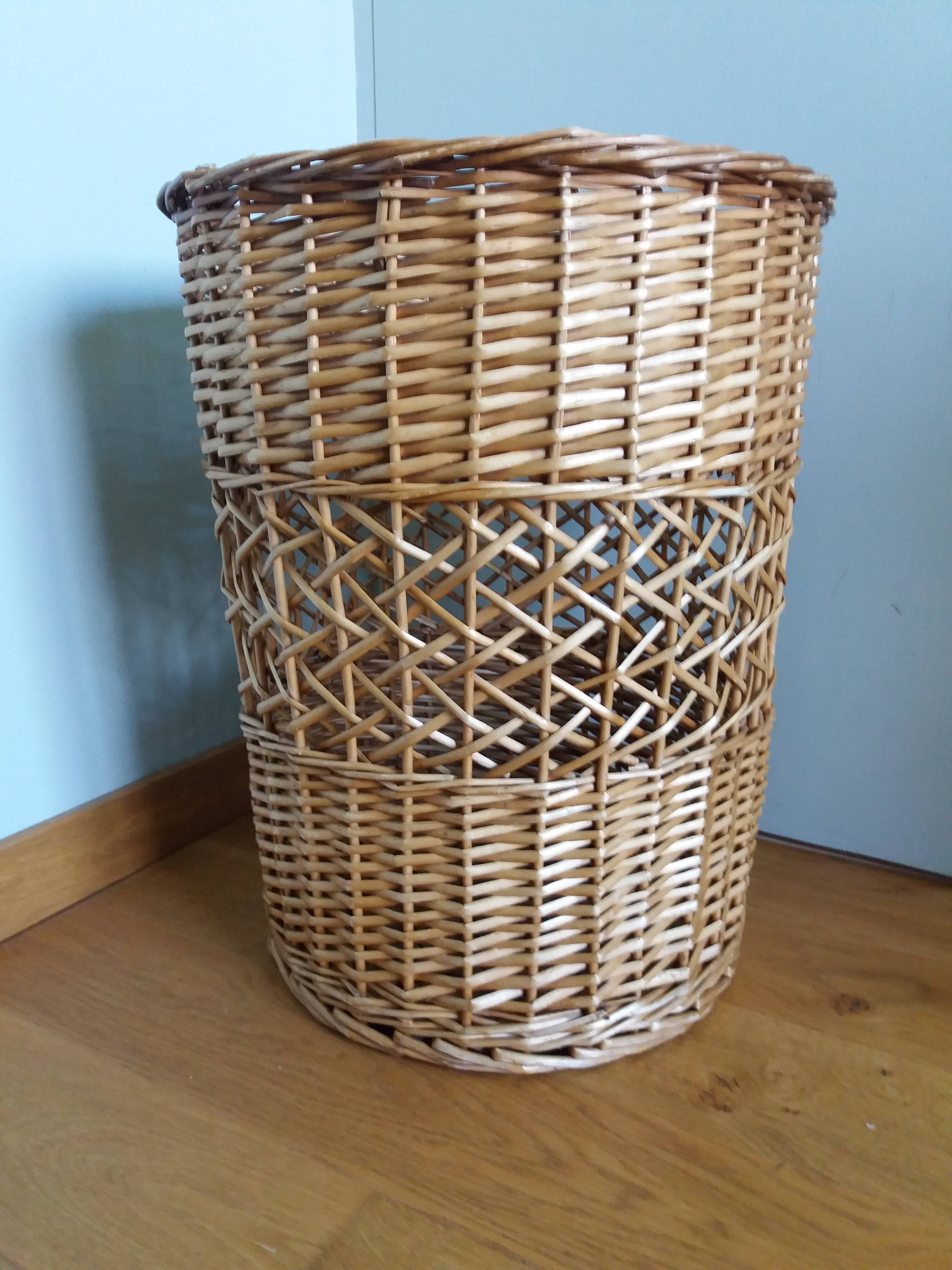 Wicker laundry basket