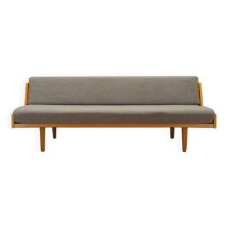 Canapé en hêtre, design danois, années 1960, designer : Hans. J. Wegner, manufacture : Getama