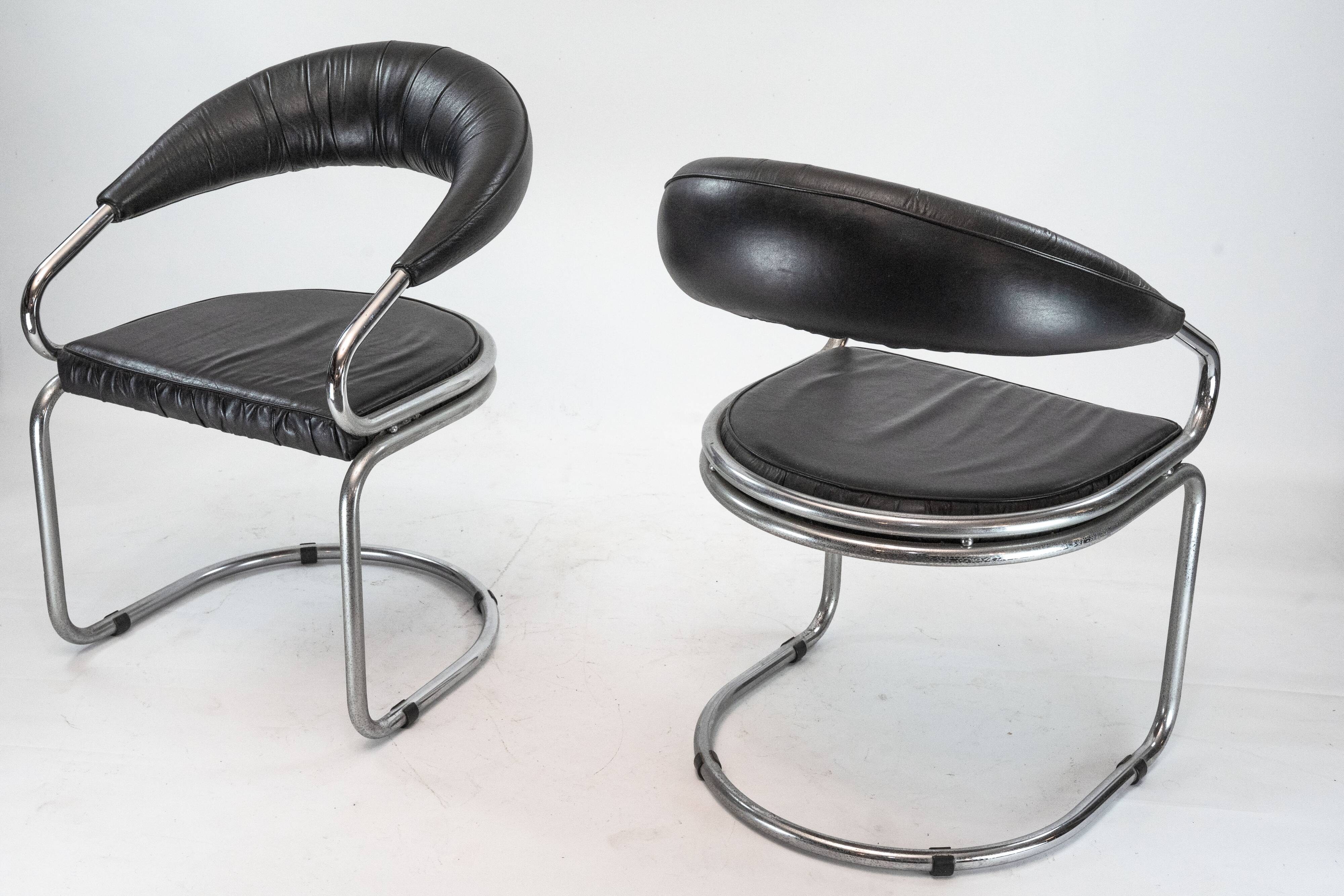 Paire de chaises en chrome et simili cuir par Giotto Stoppino. Italie années 1970.
