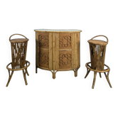 Counter and stools in bamboo and rattan.