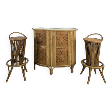 Counter and stools in bamboo and rattan.