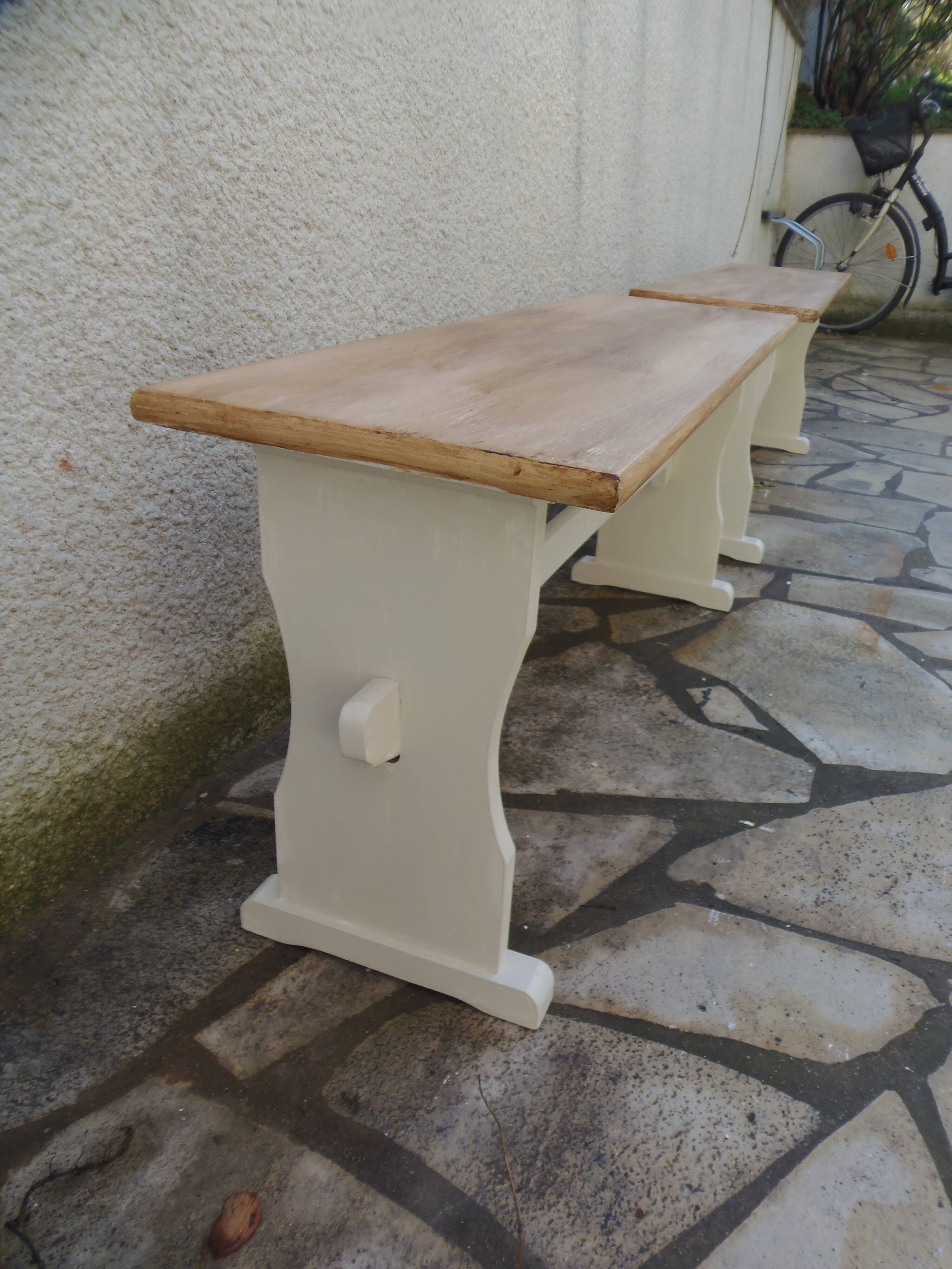 Banc réenchanté en beige, assise cirée chêne moyen.