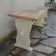 Banc réenchanté en beige, assise cirée chêne moyen.