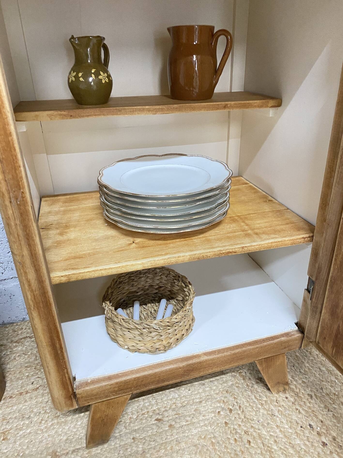 Small buffet with tapered legs, jam jar.