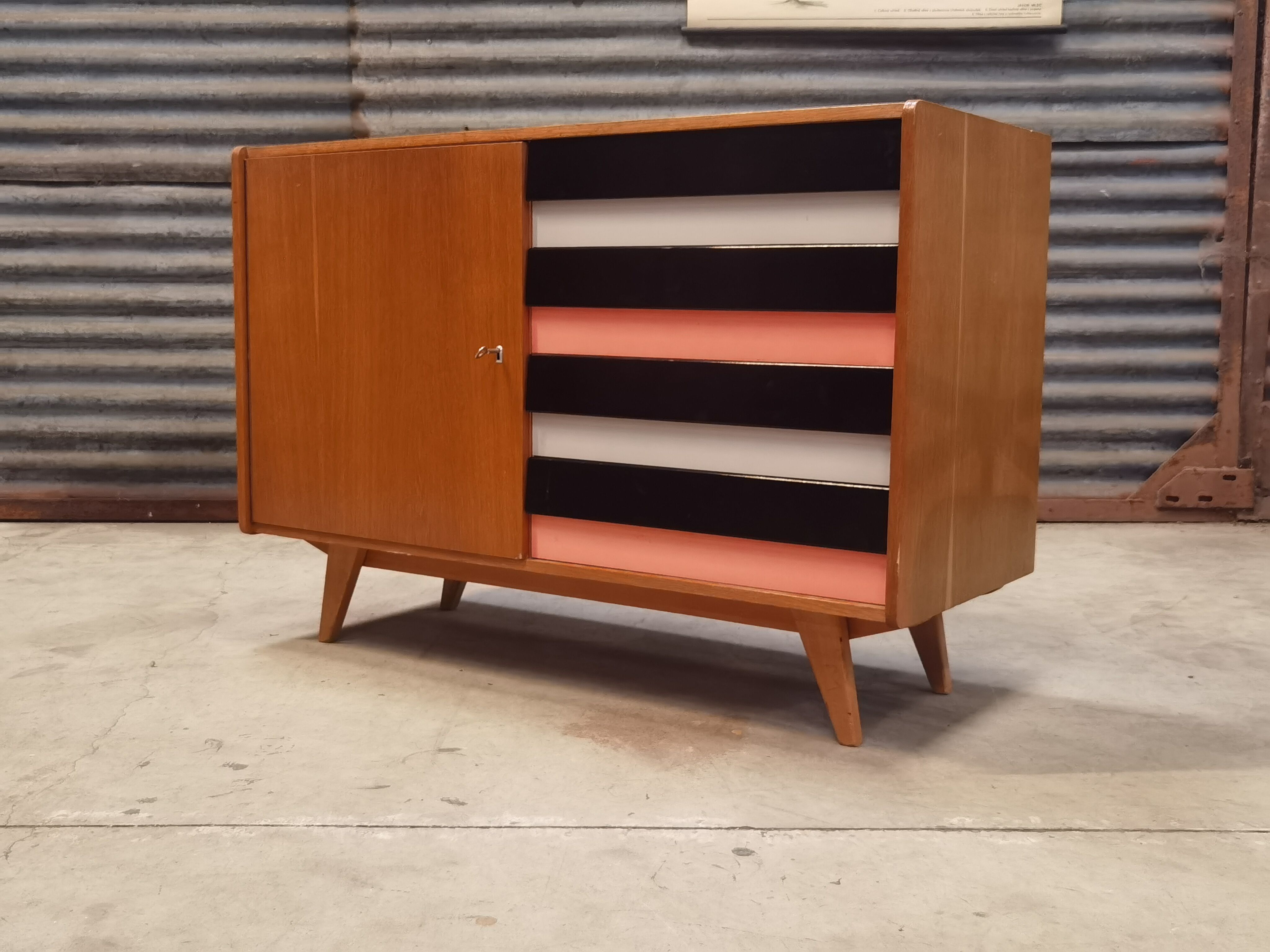 Buffet U 458 Jiri Jiroutek pour Interier Praha 1960