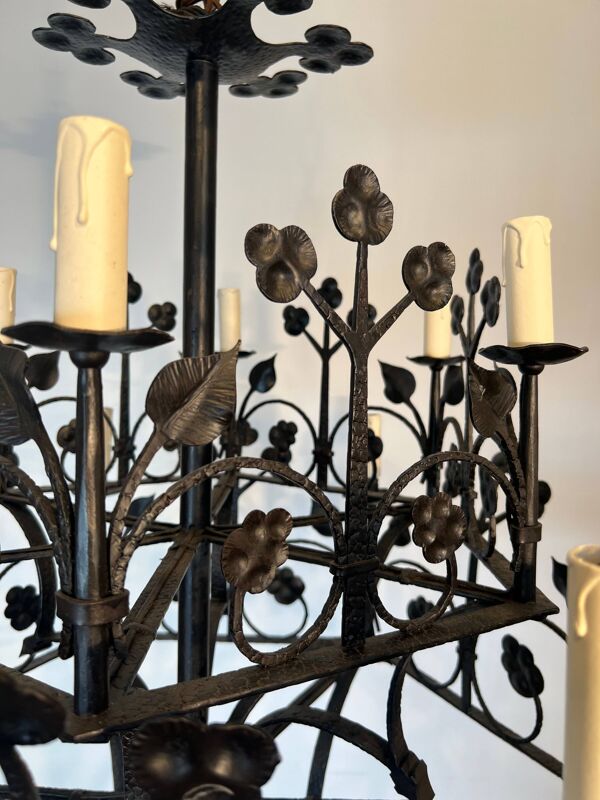 Lustre 12 lumières en fer forgé à décor de trèfles et feuillages