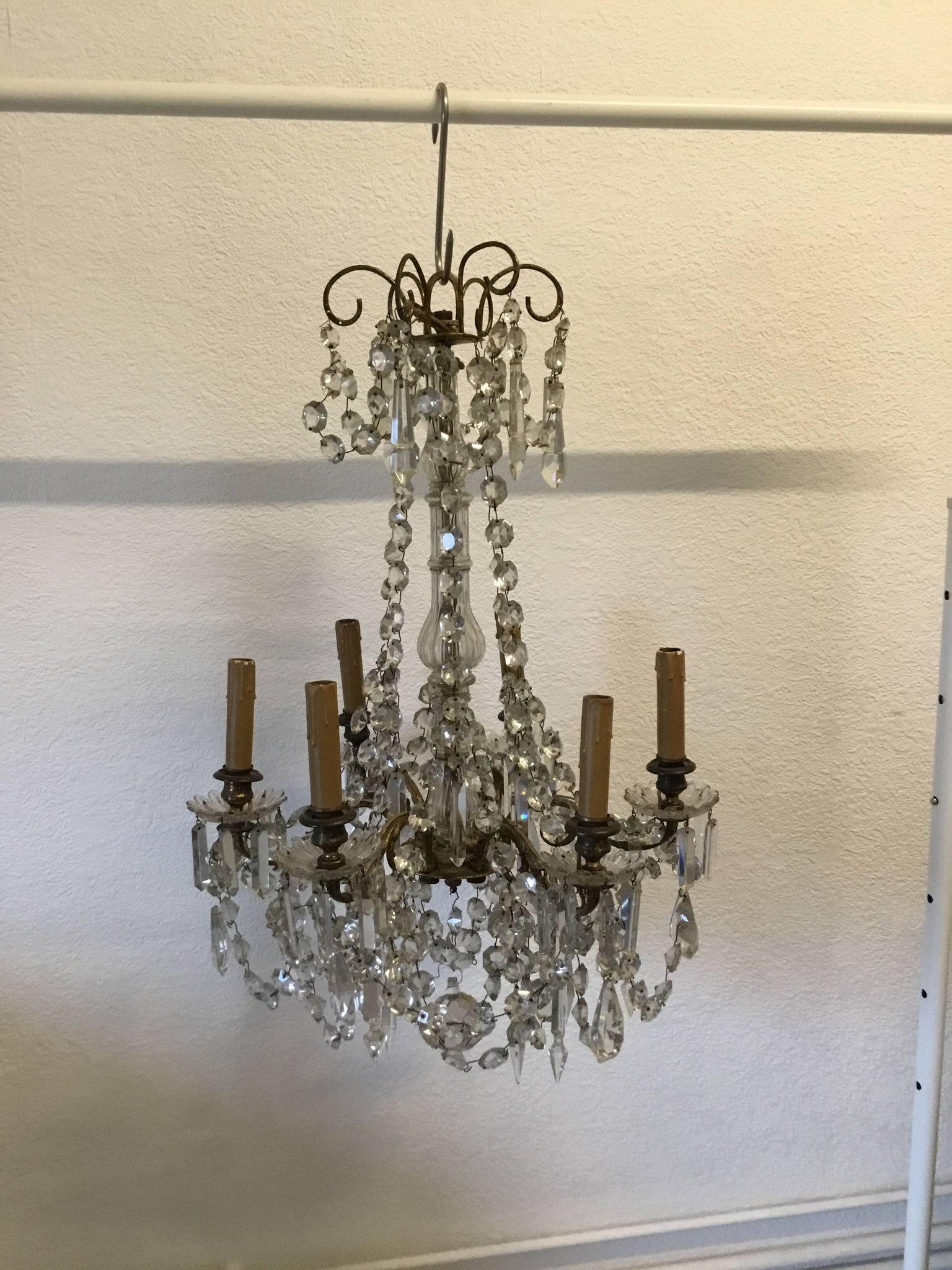 Bronze chandelier with 6 light arms and pendants
