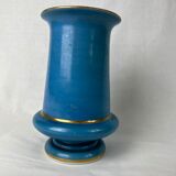Vase bleu à motifs de fleurs et dorures
