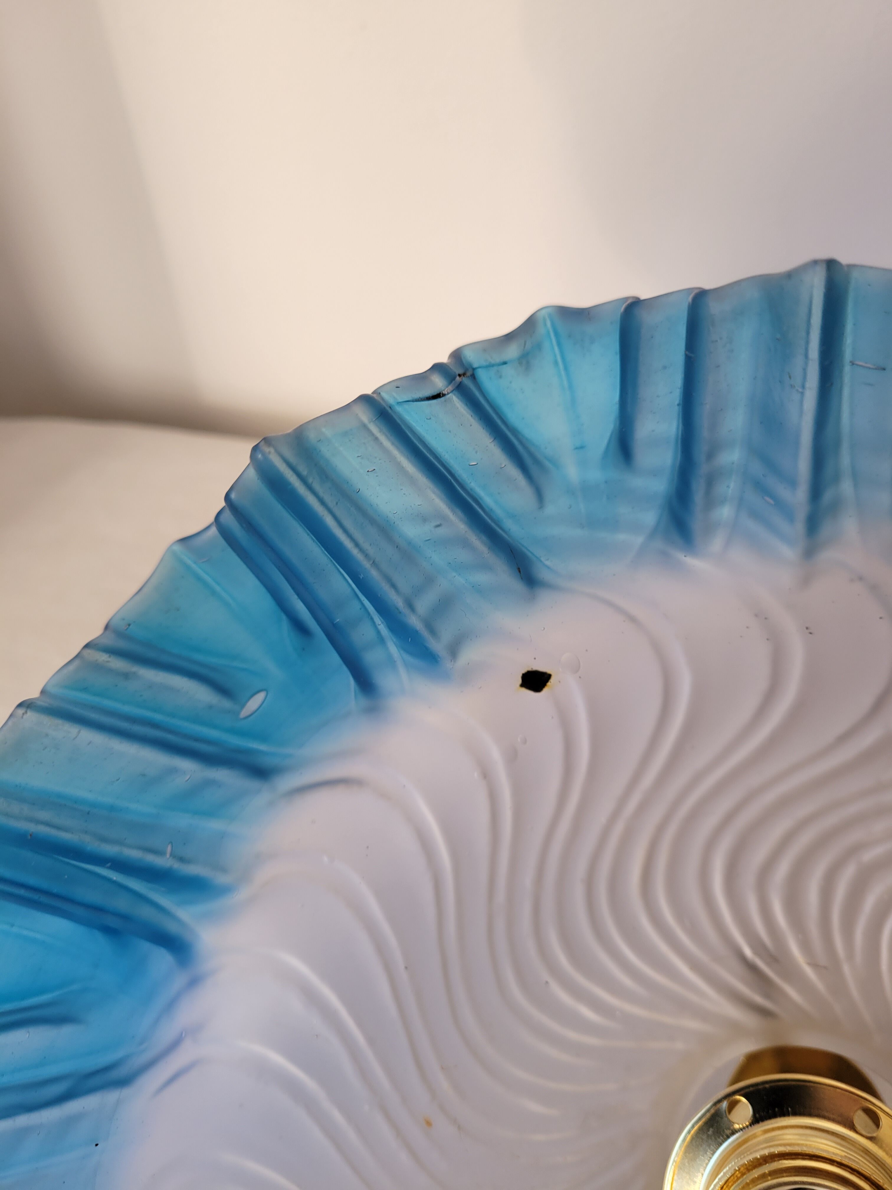 Blue opaline suspension