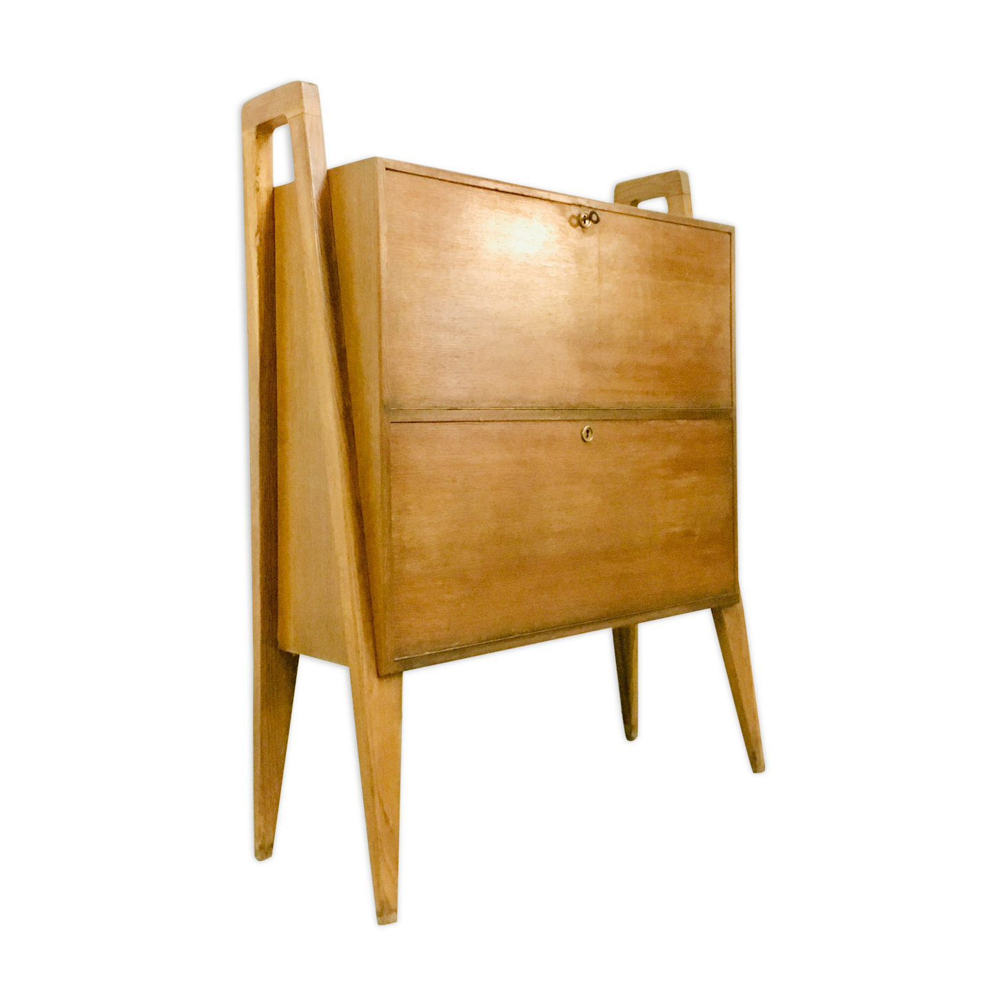 A secretary fell in the 1950s