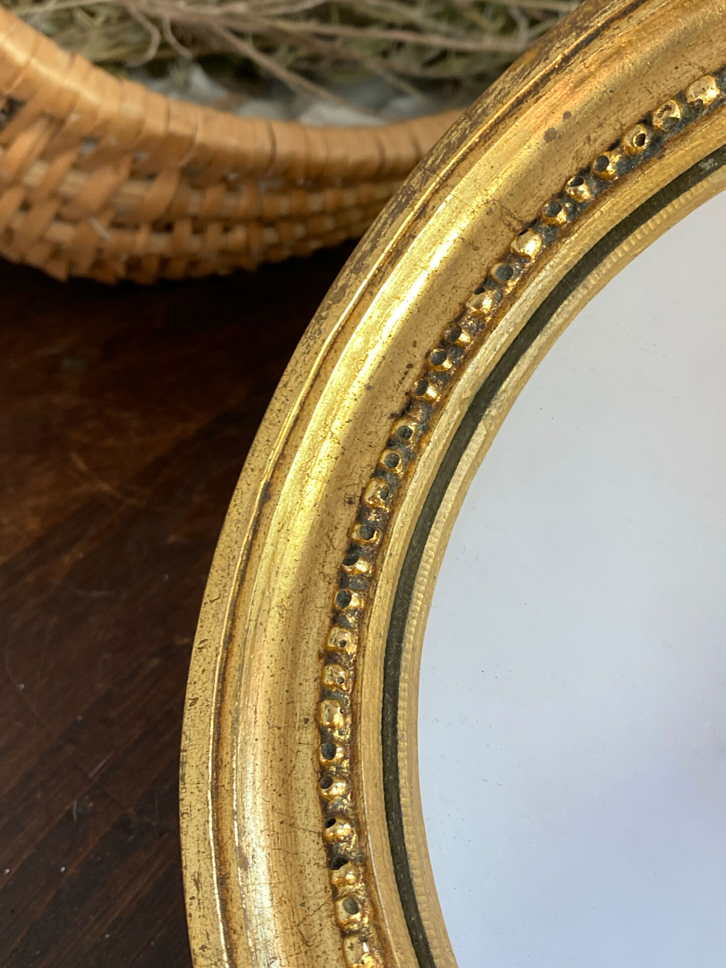 Miroir rond en bois de couleur dorée