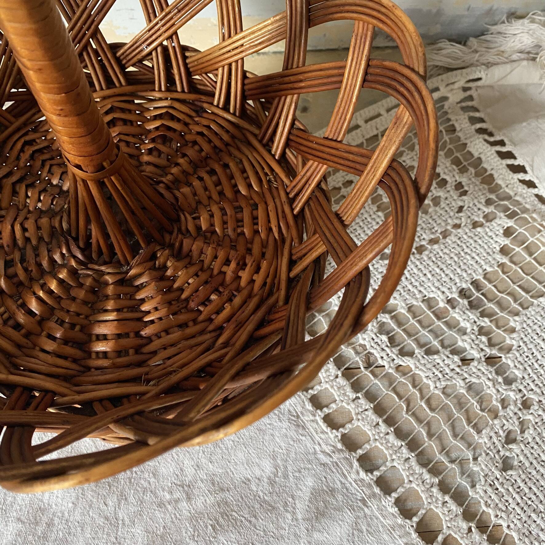 Wicker fruit bowl on a stand