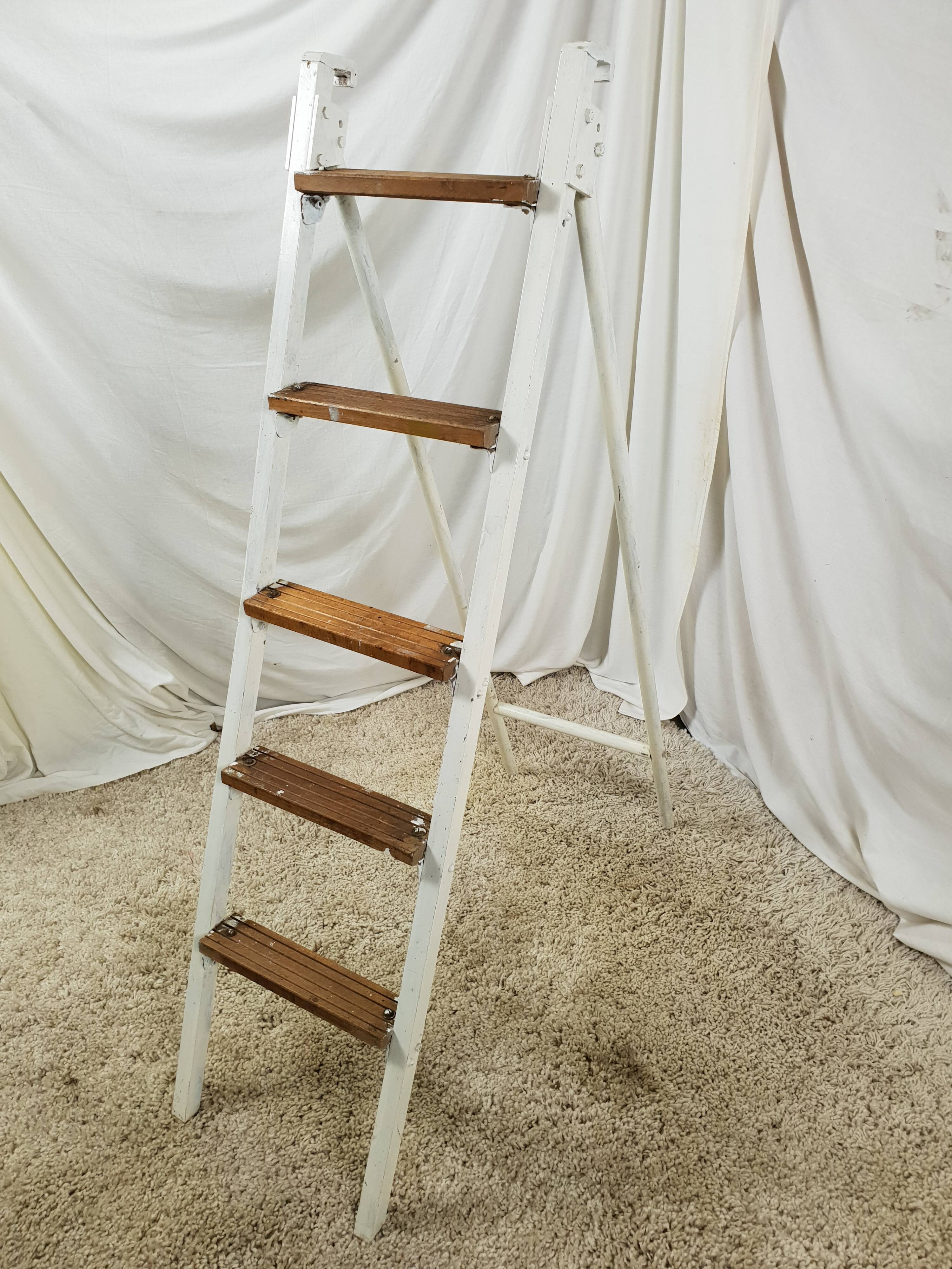 Small stepleau steel and white wood