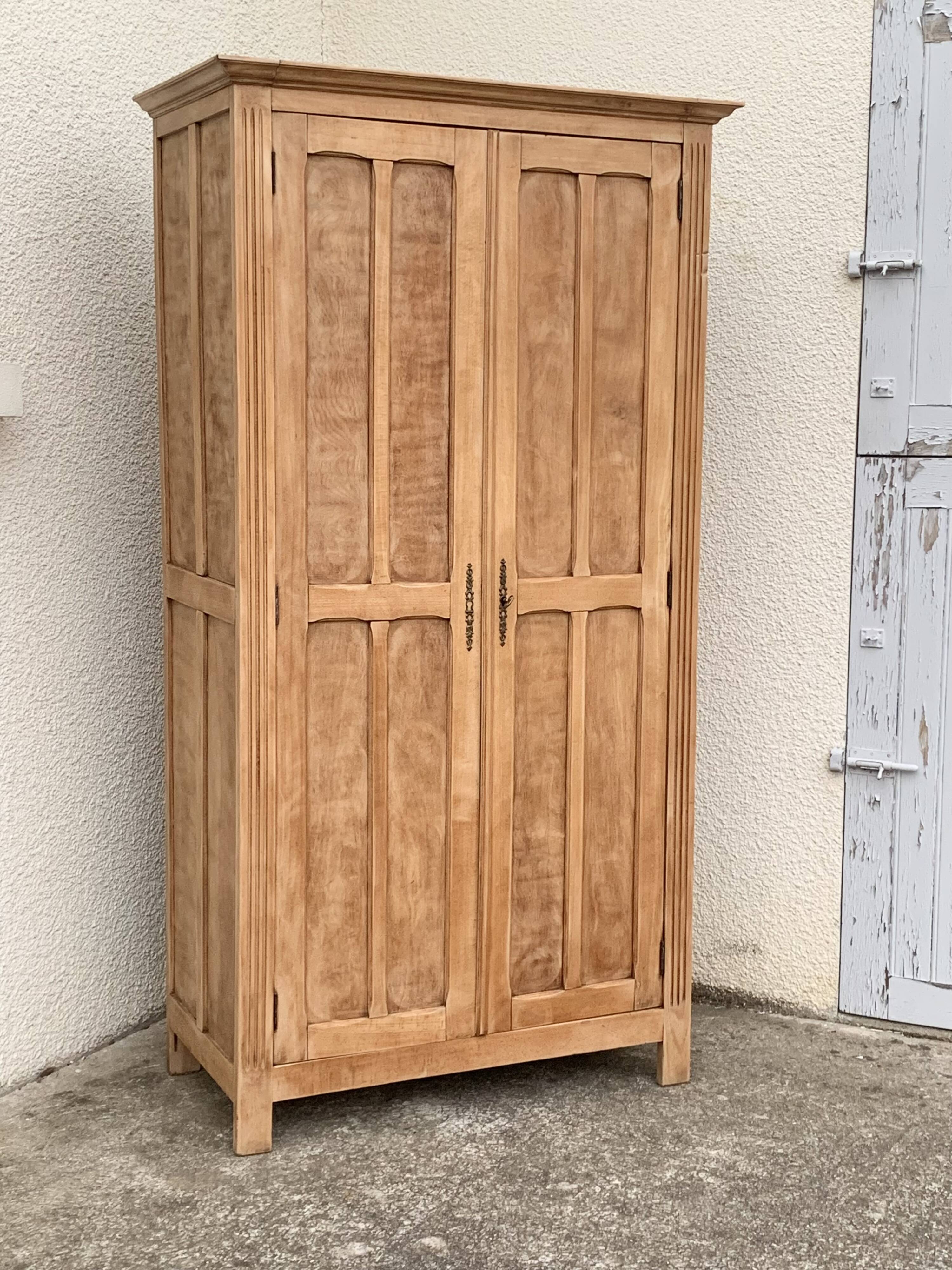 Armoire parisienne panneautée en bois brut, 1930