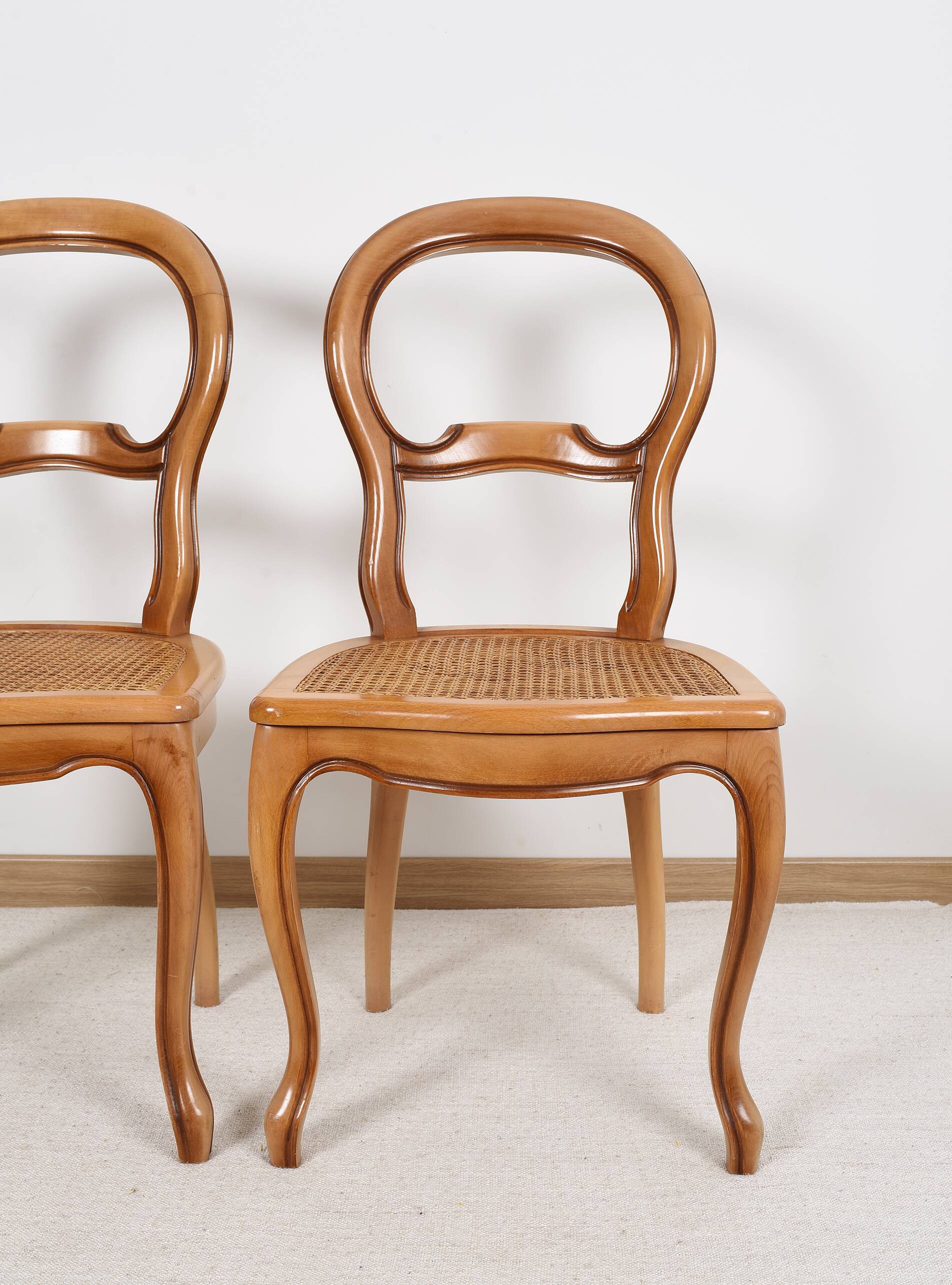 Paire de chaises cannées, en bois