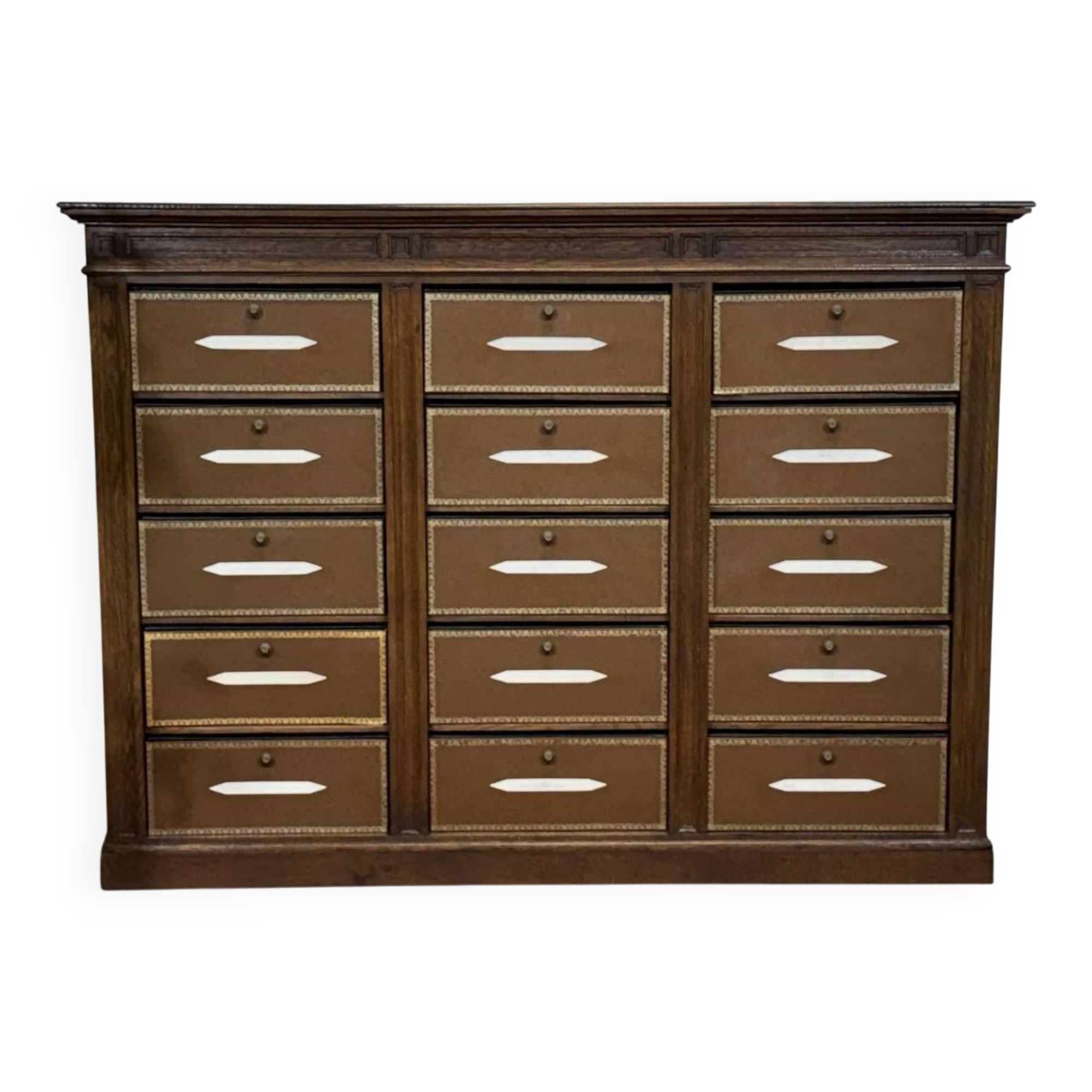 Oak cabinet from the early 20th century at support height.