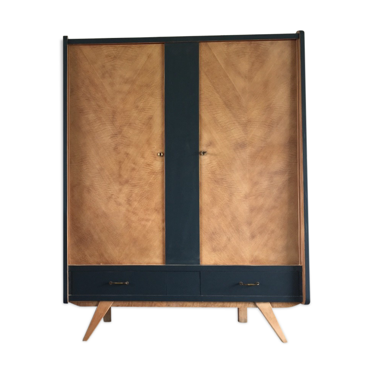 Armoire pieds compas