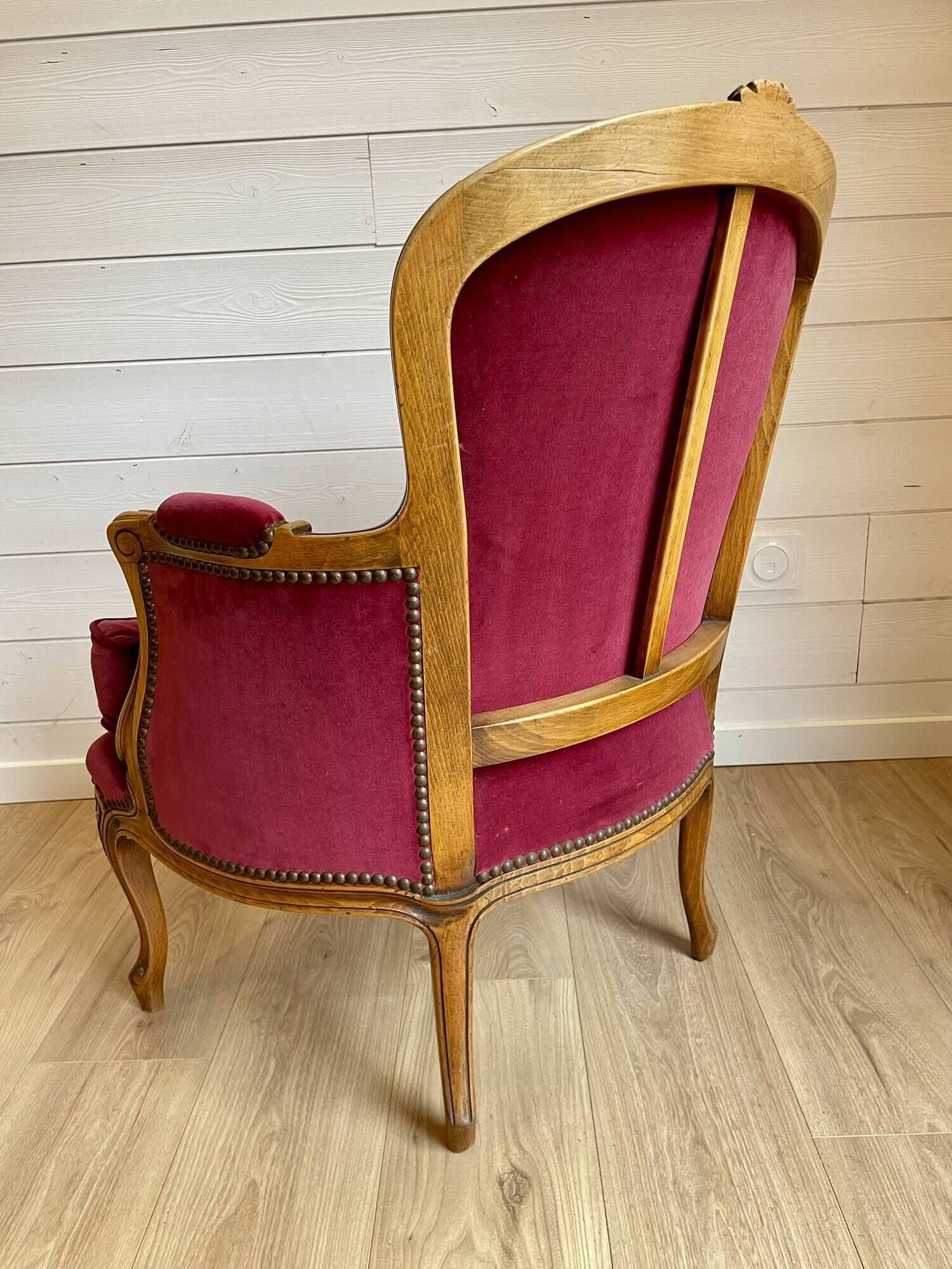 Vintage Louis XV style bergère / cabriolet armchair – Carved wood velvet