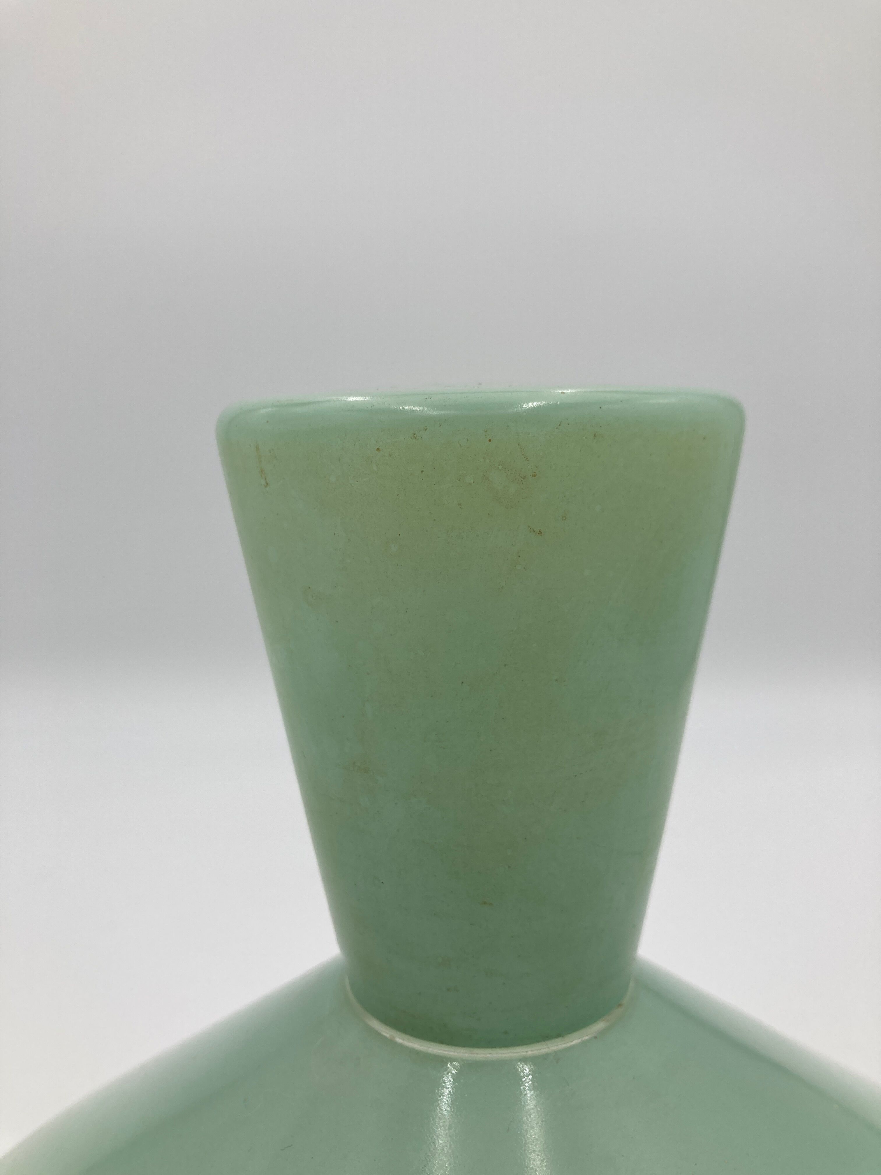 Green and gold saucer suspension