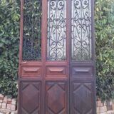 Porte d’entrée vitrée en chêne et grilles en fer, XIXème s.